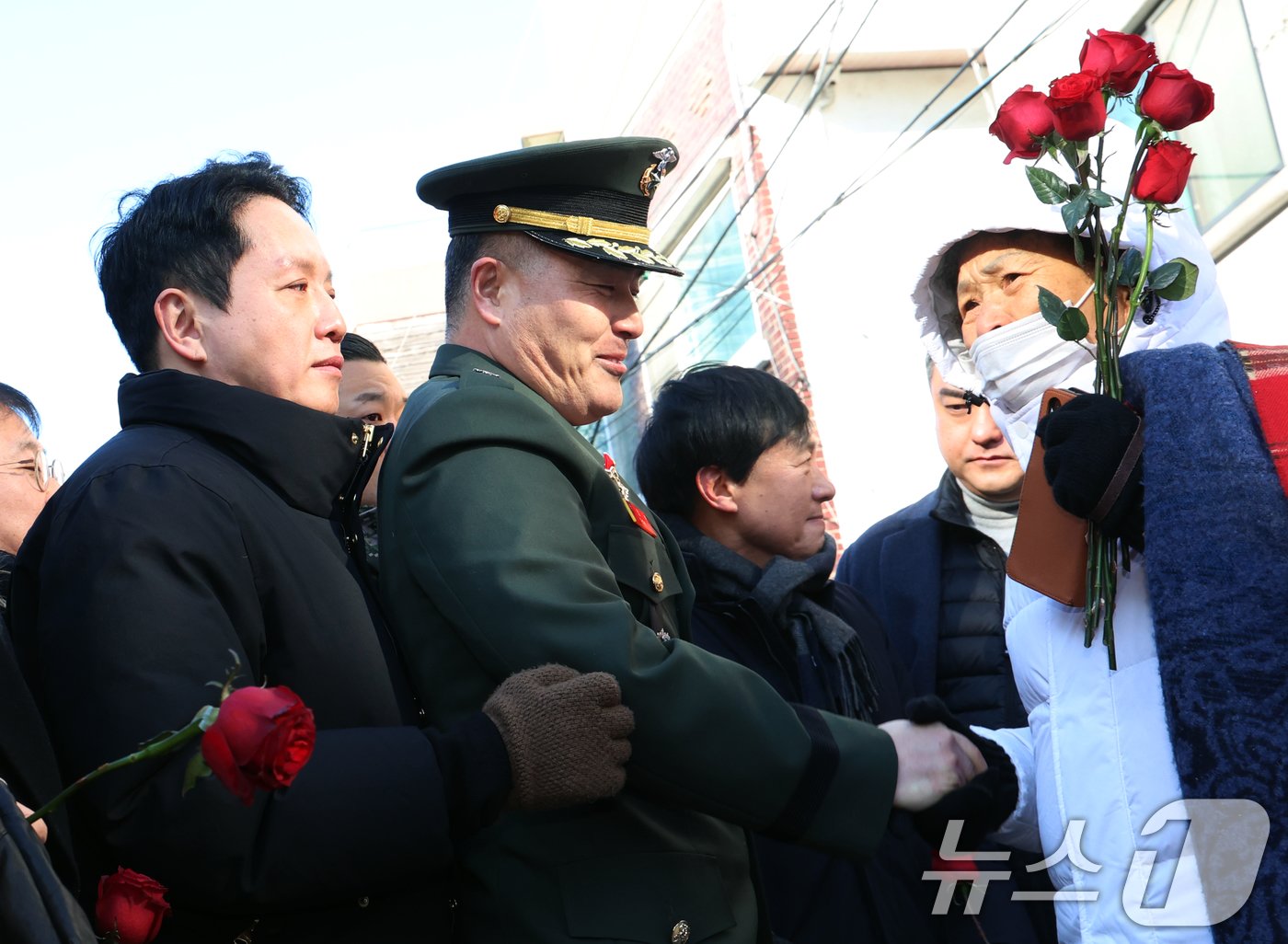 채 상병 순직 사건과 관련해 항명 및 상관명예훼손 혐의로 기소된 박정훈 전 해병대 수사단장&#40;대령&#41;이 9일 오전 서울 용산구 중앙지역군사법원에서 열린 1심 선고공판을 마치고 나와 지지자와 인사를 하고 있다. 2025.1.9/뉴스1 ⓒ News1 김명섭 기자