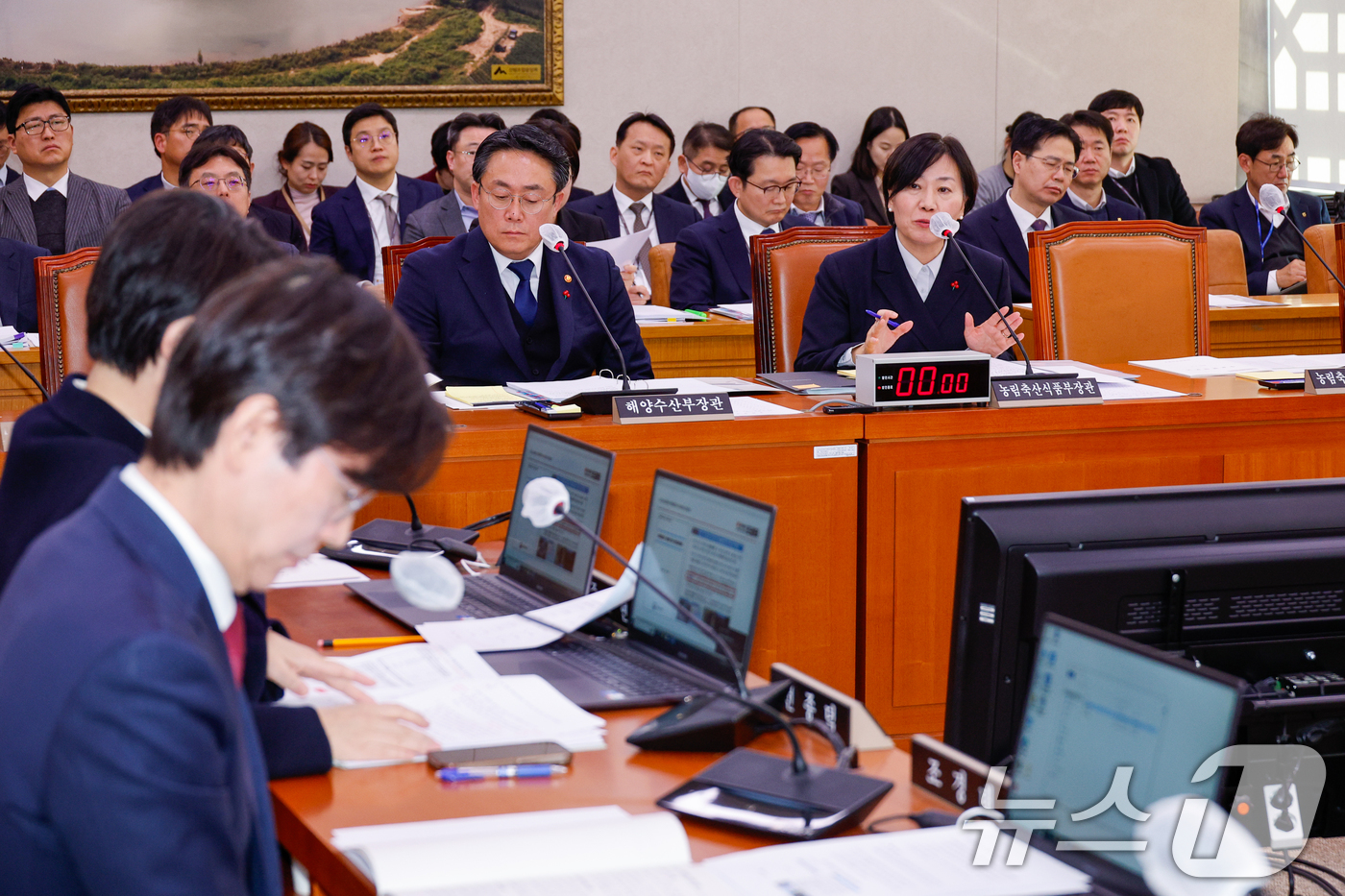 (서울=뉴스1) 안은나 기자 = 송미령 농림축산식품부 장관이 9일 오전 서울 여의도 국회에서 열린 농림축산식품해양수산위원회 제420회국회(임시회) 제3차 전체회의에 출석해 의원 질 …