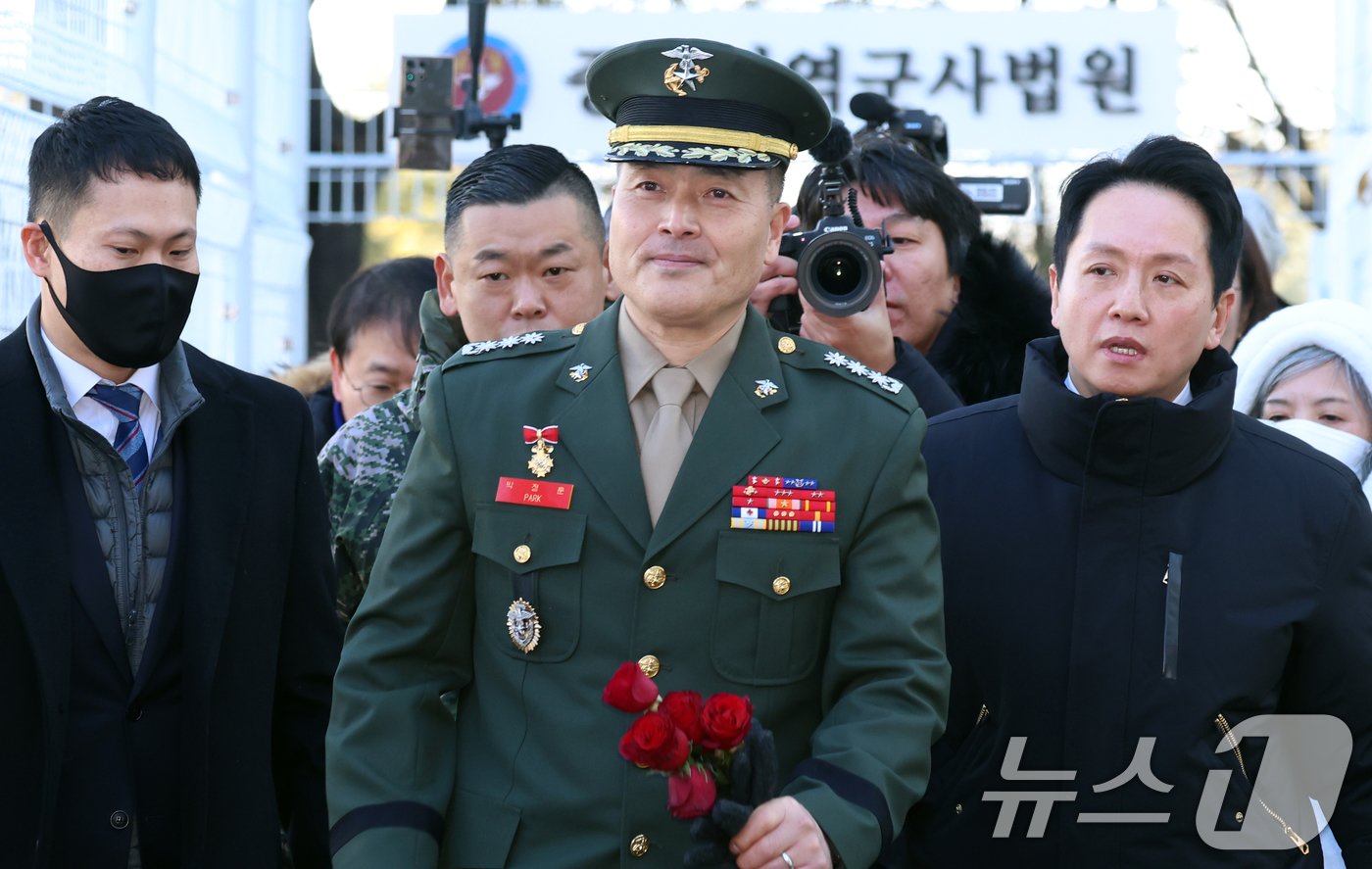 본문 이미지 - 채 상병 순직 사건과 관련해 항명 및 상관명예훼손 혐의로 기소된 박정훈 전 해병대 수사단장&#40;대령&#41;이 9일 오전 서울 용산구 중앙지역군사법원에서 열린 1심 선고공판을 마치고 법원을 나서고 있다.2025.1.9/뉴스1 ⓒ News1 김명섭 기자