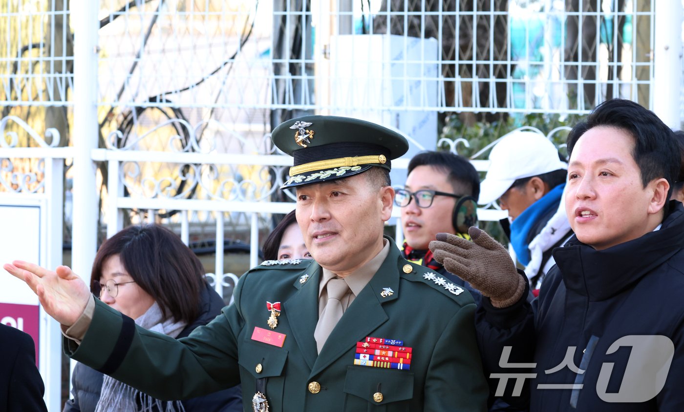 본문 이미지 - 채 상병 순직 사건과 관련해 항명 및 상관명예훼손 혐의로 기소된 박정훈 전 해병대 수사단장&#40;대령&#41;이 9일 오전 서울 용산구 중앙지역군사법원에서 열린 1심 선고공판을 마치고 나와 발언 하고 있다. 2025.1.9/뉴스1 ⓒ News1 김명섭 기자