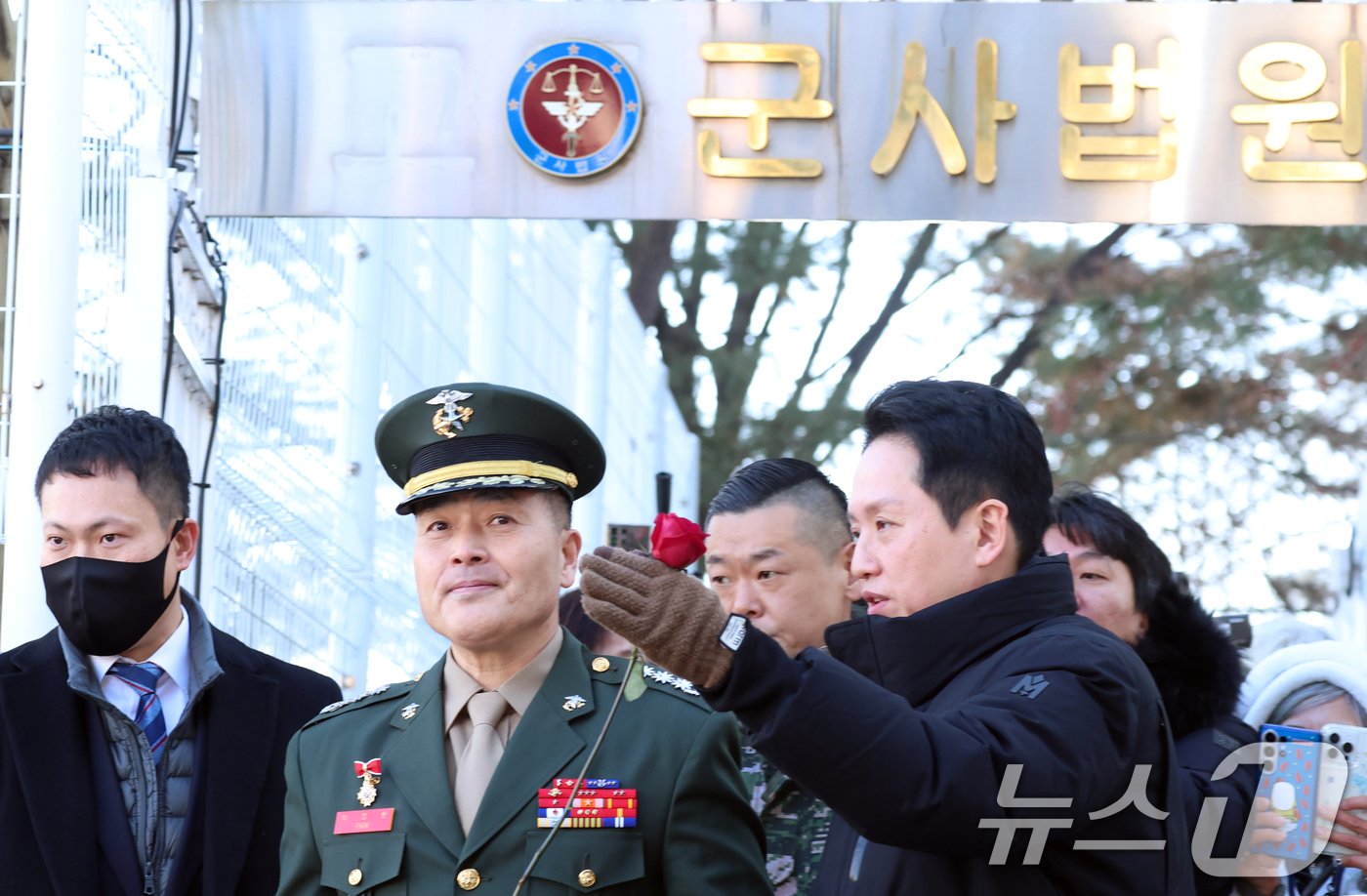 본문 이미지 - 채 상병 순직 사건과 관련해 항명 및 상관명예훼손 혐의로 기소된 박정훈 전 해병대 수사단장&#40;대령&#41;이 9일 오전 서울 용산구 중앙지역군사법원에서 열린 1심 선고공판을 마치고 법원을 나서고 있다. 2025.1.9/뉴스1 ⓒ News1 김명섭 기자