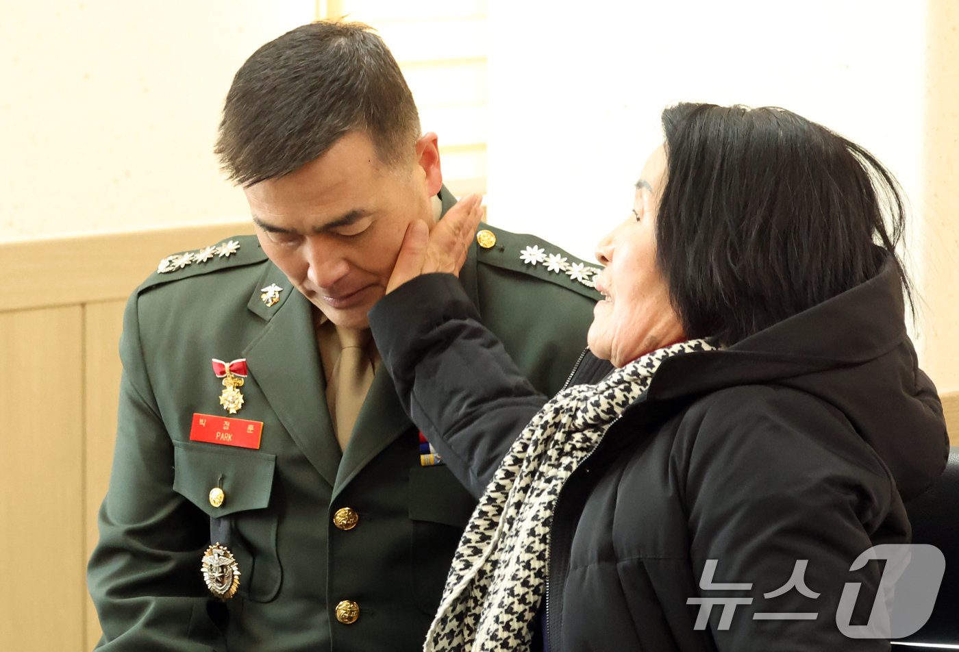 채 상병 순직 사건과 관련해 항명 및 상관명예훼손 혐의로 기소된 박정훈 전 해병대 수사단장&#40;대령&#41;이 9일 오전 서울 용산구 중앙지역군사법원에서 열린 1심 선고공판을 마치고 어머니와 대화를 하고 있다. 이날 재판부는 군 검찰이 박정훈 대령에게 적용했던 혐의 모두에 대해 무죄 판단을 내렸다. 2025.1.9/뉴스1 ⓒ News1 김명섭 기자