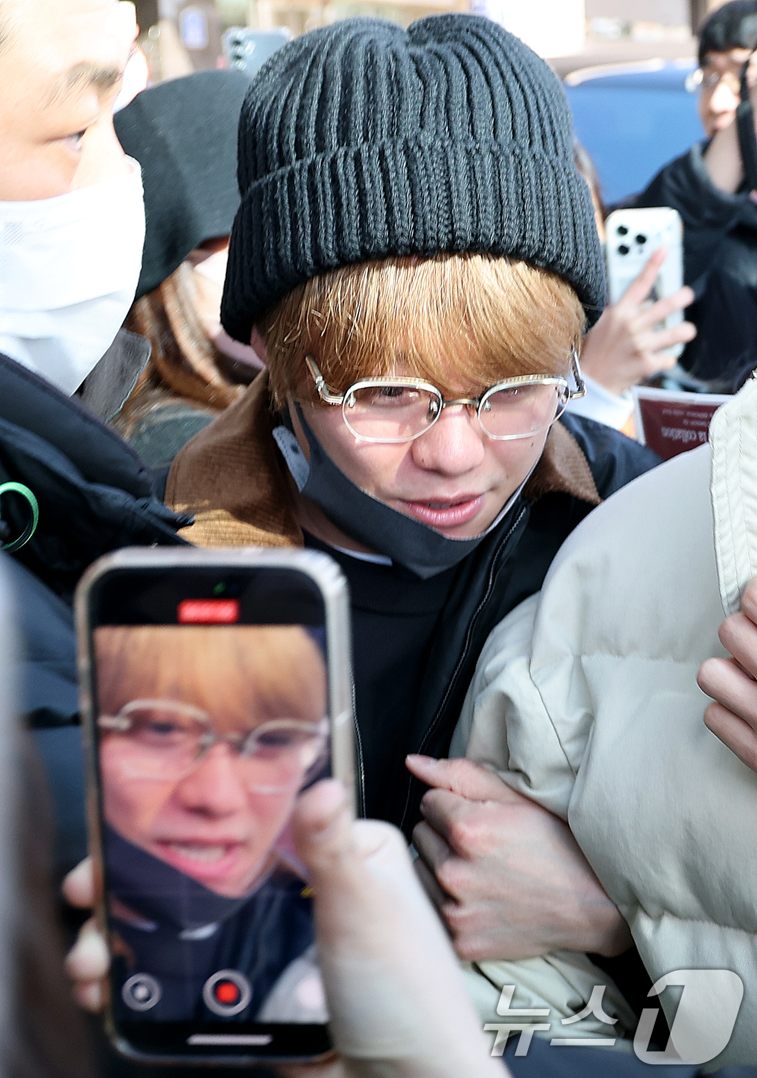 (김포공항=뉴스1) 권현진 기자 = 나니와단시(なにわ男子)의 오오하시 카즈야 (大橋和也)가 내한 공연을 위해 9일 김포국제공항을 통해 일본에서 입국하고 있다. 2025.1.9/뉴스 …