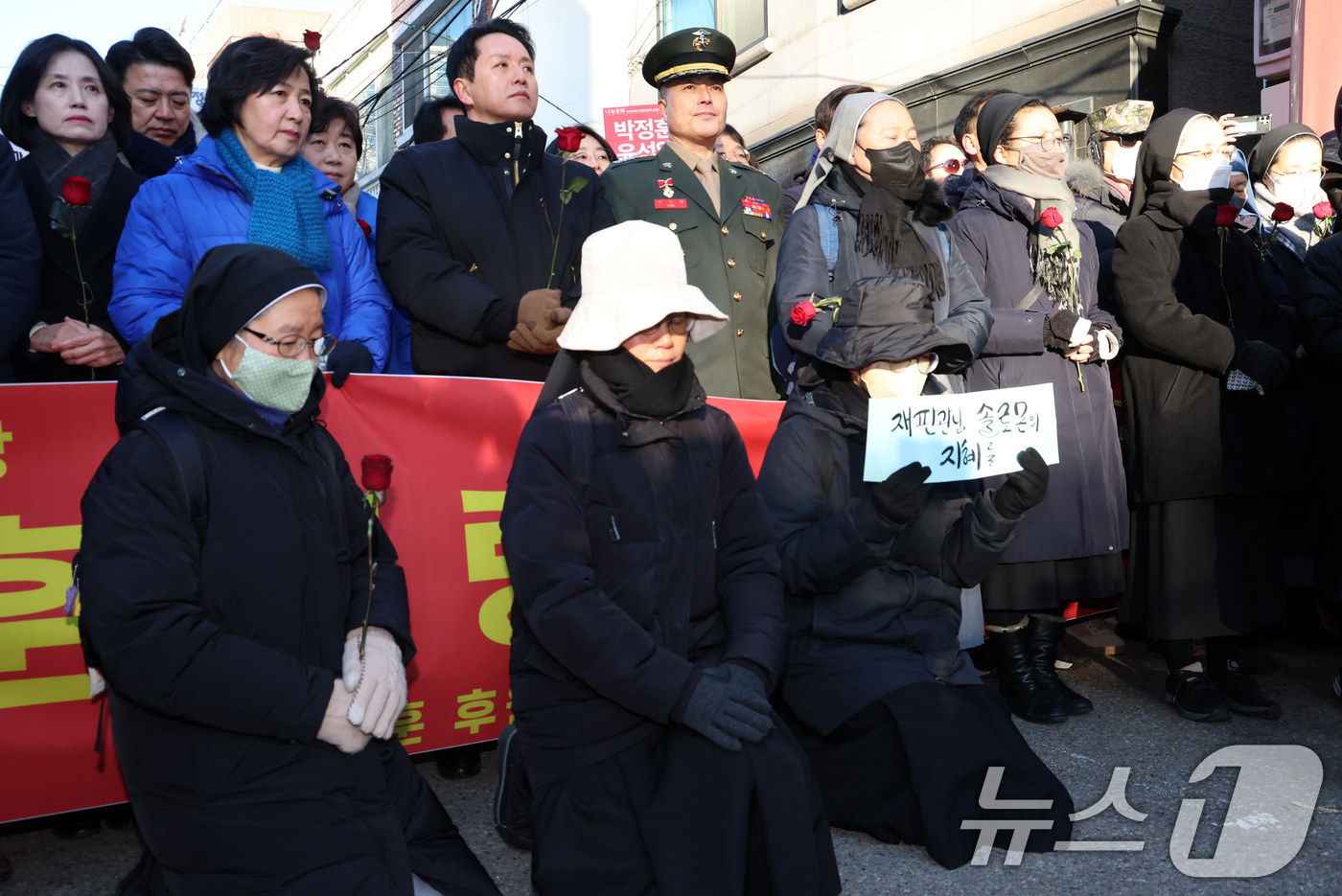 (서울=뉴스1) 김명섭 기자 = 채 상병 순직 사건과 관련해 항명 및 상관명예훼손 혐의로 기소된 박정훈 전 해병대 수사단장(대령)이 9일 오전 서울 용산구  중앙지역군사법원에서 열 …