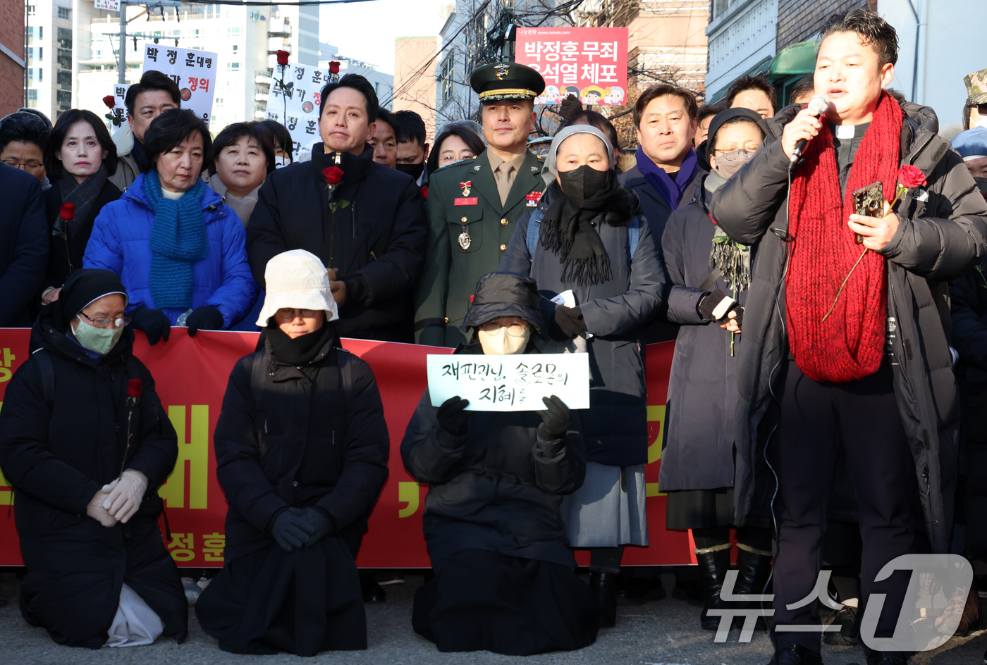 (서울=뉴스1) 김명섭 기자 = 채 상병 순직 사건과 관련해 항명 및 상관명예훼손 혐의로 기소된 박정훈 전 해병대 수사단장(대령)이 9일 오전 서울 용산구  중앙지역군사법원에서 열 …