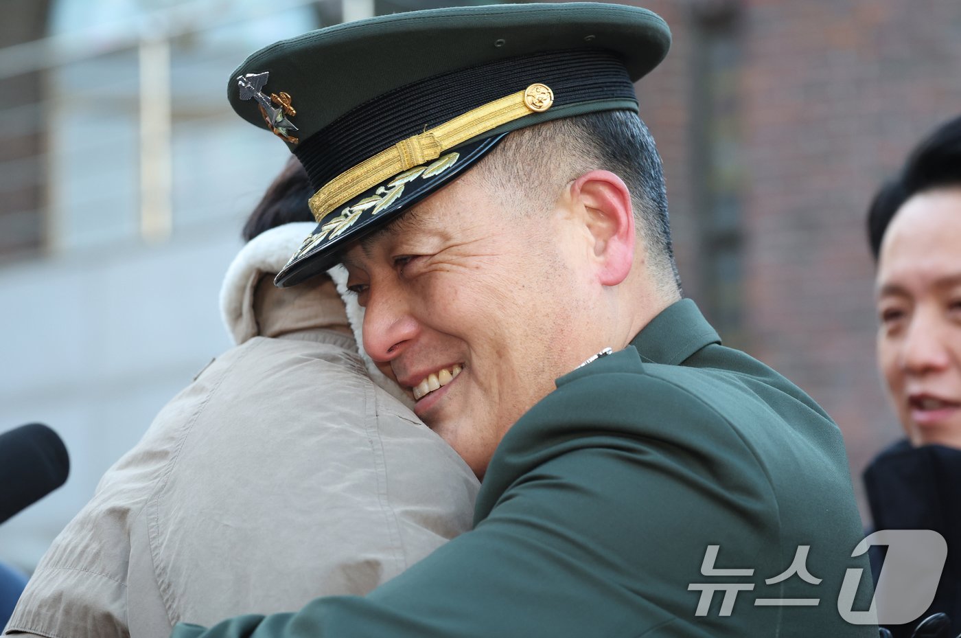 본문 이미지 - 채 상병 순직 사건과 관련해 항명 및 상관명예훼손 혐의로 기소된 박정훈 전 해병대 수사단장&#40;대령&#41;이 9일 오전 서울 용산구 중앙지역군사법원에서 열린 1심 선고공판에 앞서 지지자와 포옹을 하고 있다. 2025.1.9/뉴스1 ⓒ News1 김명섭 기자