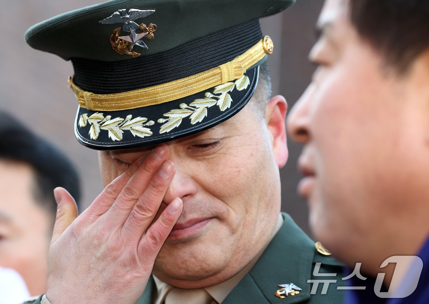 본문 이미지 - 채 상병 순직 사건과 관련해 항명 및 상관명예훼손 혐의로 기소된 박정훈 전 해병대 수사단장&#40;대령&#41;이 9일 오전 서울 용산구 중앙지역군사법원에서 열린 1심 선고공판에 앞서 지지자와 대화를 하고 있다. 2025.1.9/뉴스1 ⓒ News1 김명섭 기자