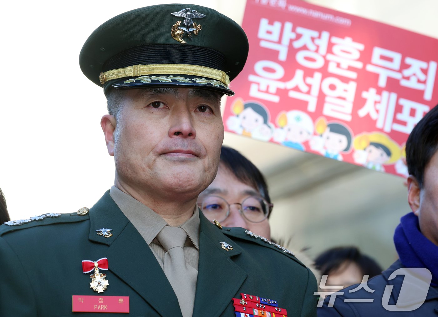 본문 이미지 - 채 상병 순직 사건과 관련해 항명 및 상관명예훼손 혐의로 기소된 박정훈 전 해병대 수사단장&#40;대령&#41;이 9일 오전 서울 용산구 중앙지역군사법원에서 열린 1심 선고공판에 앞서 지지발언을 듣고 있다. 2025.1.9/뉴스1 ⓒ News1 김명섭 기자