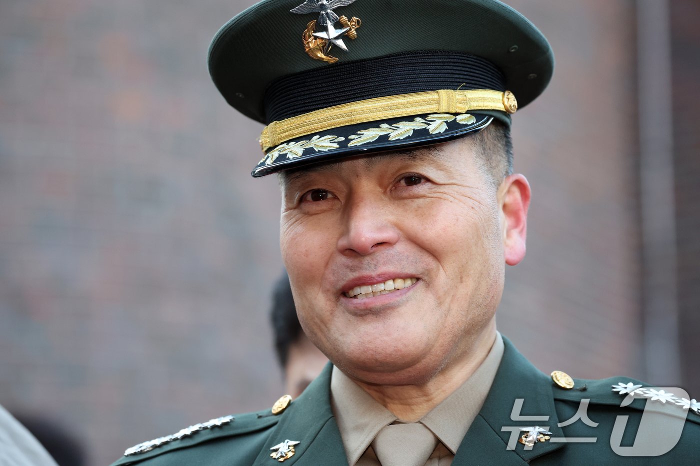 본문 이미지 - 채 상병 순직 사건과 관련해 항명 및 상관명예훼손 혐의로 기소된 박정훈 전 해병대 수사단장&#40;대령&#41;이 9일 오전 서울 용산구 중앙지역군사법원에서 열린 1심 선고공판에 앞서 지지자와 대화를 하며 웃고 있다.  2025.1.9/뉴스1 ⓒ News1 김명섭 기자