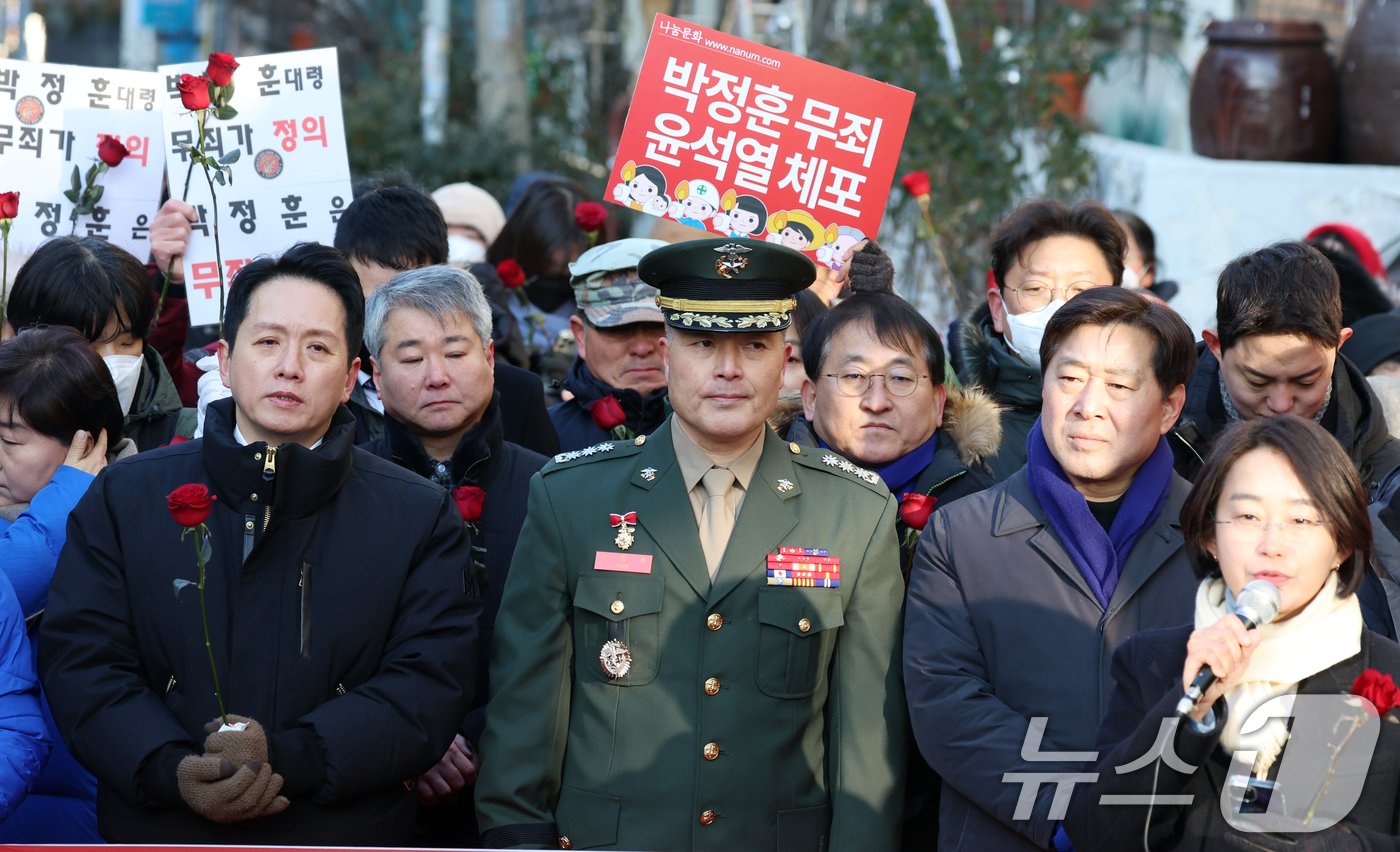 본문 이미지 - 채 상병 순직 사건과 관련해 항명 및 상관명예훼손 혐의로 기소된 박정훈 전 해병대 수사단장&#40;대령&#41;이 9일 오전 서울 용산구 중앙지역군사법원에서 열린 1심 선고공판에 앞서 지지발언을 듣고 있다. 2025.1.9/뉴스1 ⓒ News1 김명섭 기자