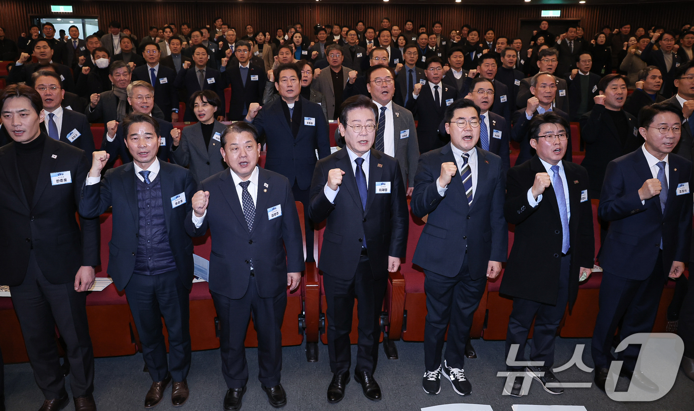 (서울=뉴스1) 이재명 기자 = 이재명 더불어민주당 대표를 비롯한 참석자들이 9일 오전 서울 여의도 국회 도서관 강당에서 열린 전국 정당 추진 특별위원회 출범식 및 협력의원단 발대 …