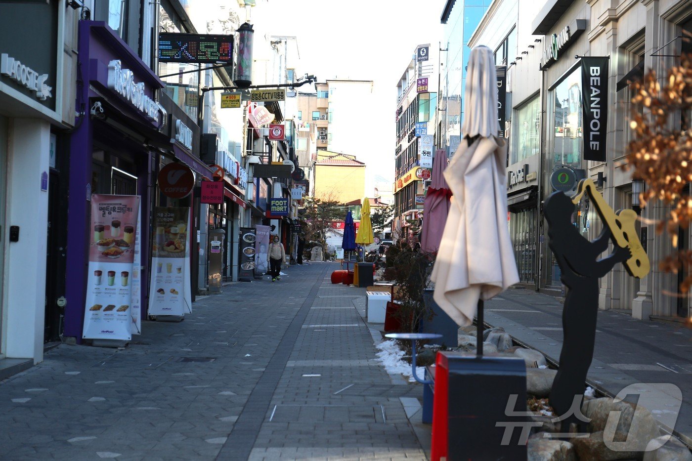 본문 이미지 -  충북 전체가 꽁꽁 얼어붙은 가운데, 제천시 중심가는 오가는 시민들의 발길이 줄었다.2025.1.9/뉴스1 손도언 기자   
