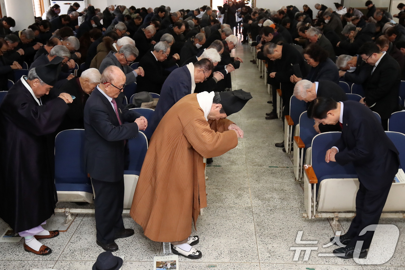 (대구=뉴스1) 공정식 기자 = 9일 오전 대구 중구 남산동 대구향교에서 열린 '을사년 신년인사회' 참석자들이 서로 인사를 나누고 있다. 2025.1.9/뉴스1