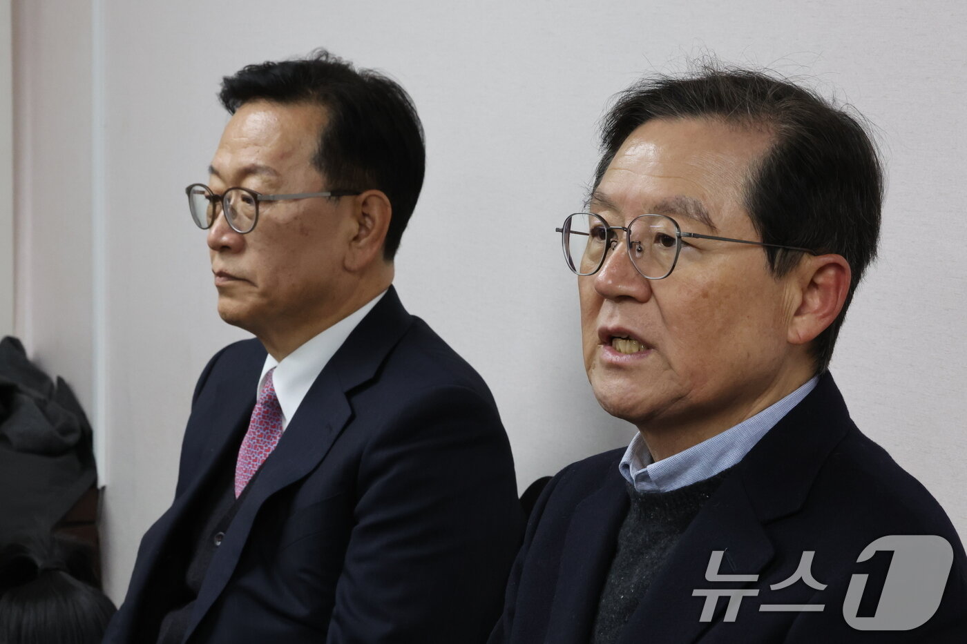 본문 이미지 - 윤석열 대통령의 탄핵심판 법률대리인단인 윤갑근, 석동현 변호사가 9일 오후 서울 서초구 석동현 변호사 사무실에서 외신기자 대상으로 열린 기자회견에 참석해 입장을 밝히고 있다. 2025.1.9/뉴스1 ⓒ News1 이동해 기자