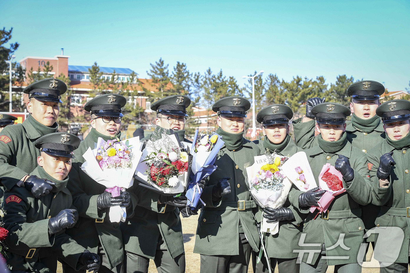 (포항=뉴스1) 최창호 기자 = 9일 경북 포항시 남구에 있는 해병대 교육훈련단 연병장에서 '2025년 첫 해병대 신병 1312기 수료식'이 열렸다.수료식을 마친 신병들이 힘찬 출 …