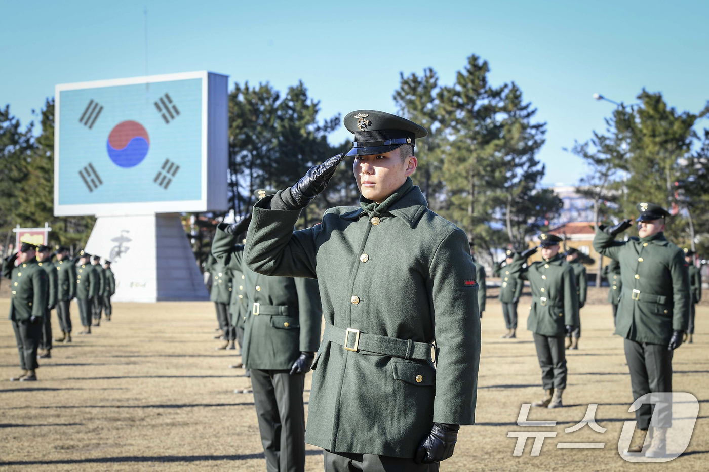 (포항=뉴스1) 최창호 기자 = 9일 경북 포항시 남구에 있는 해병대 교육훈련단 연병장에서 열린 '2025년 첫 해병대 신병 1312기 수료식'에서 신병들이 국기에 대한 경례를 하 …