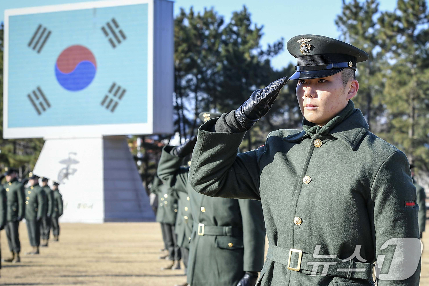 (포항=뉴스1) 최창호 기자 = 9일 경북 포항시 남구에 있는 해병대 교육훈련단 연병장에서 열린 '2025년 첫 해병대 신병 1312기 수료식'에서 신병들이 국기에 대한 경례를 하 …