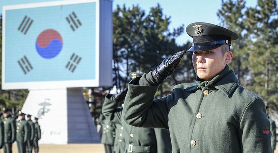 해병 신병 1312기 국기에 대한 경례