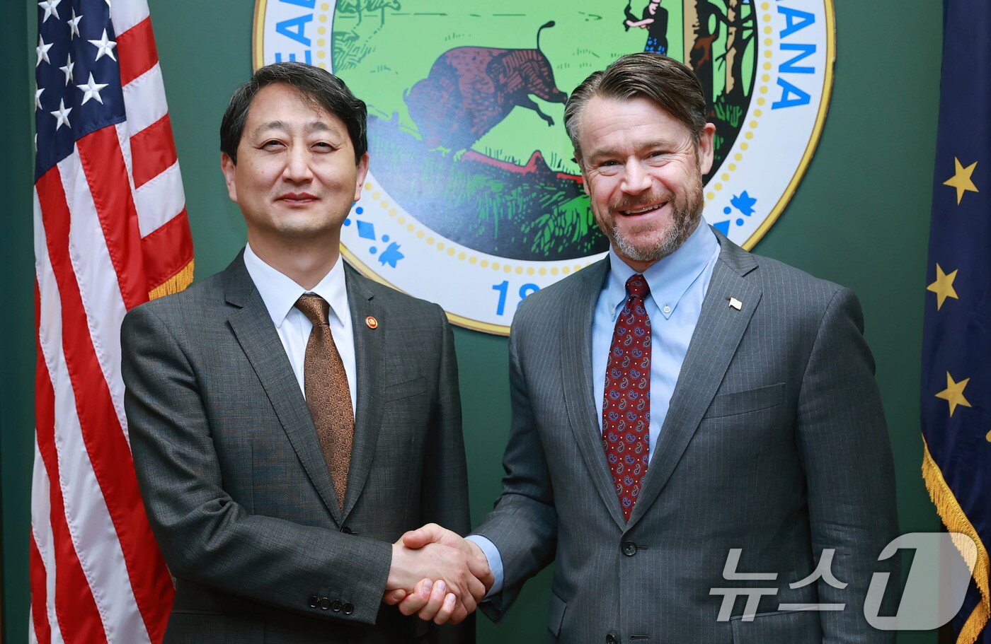 본문 이미지 - 안덕근 산업통상자원부 장관이 8일(현지시간) 미국 워싱턴 D.C. 의회 집무실에서 토드 영 상원의원과 면담 기념 악수를 하고 있다. (산업통상자원부 제공) 2025.1.9/뉴스1