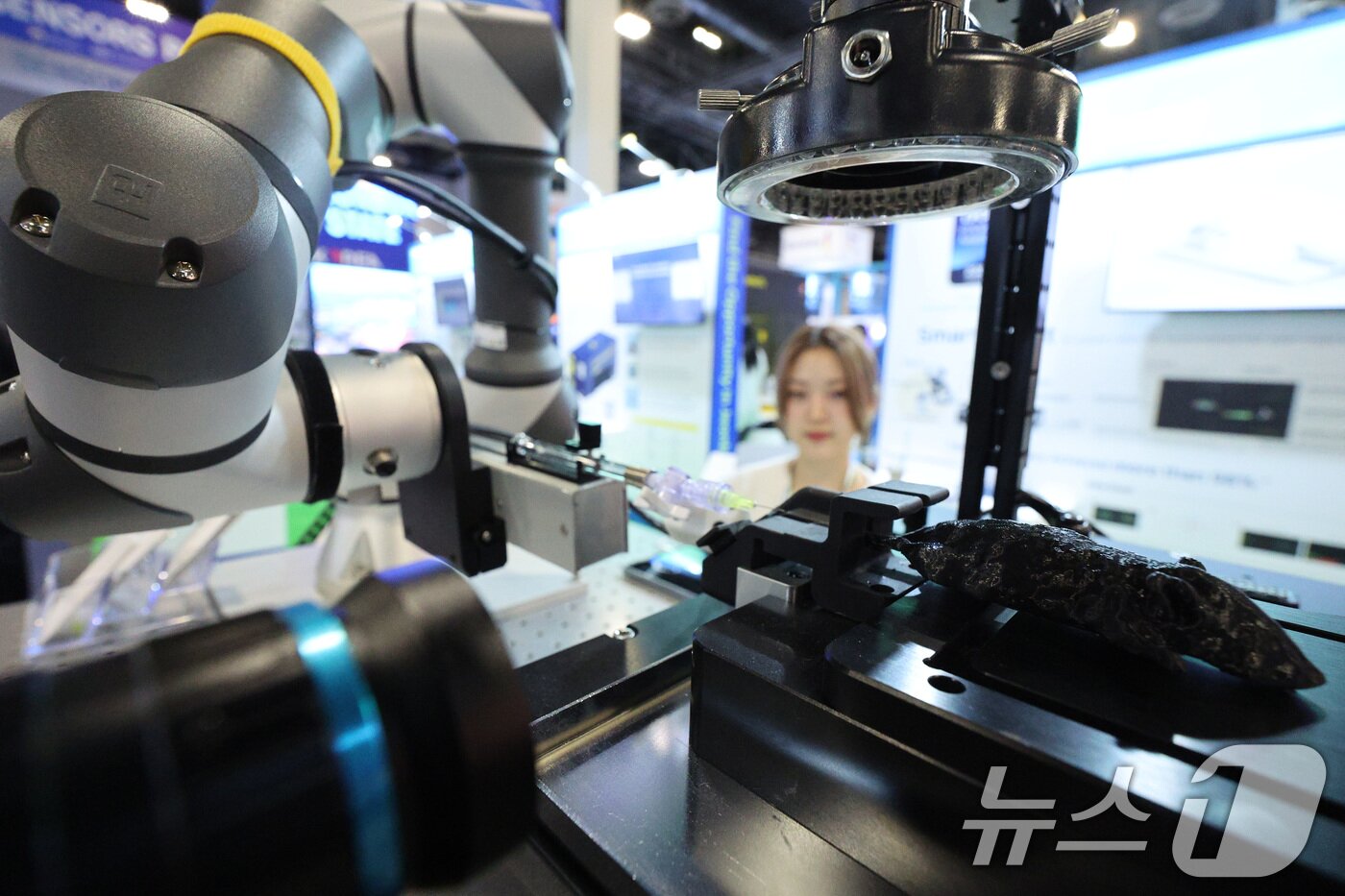 본문 이미지 - 세계 최대 정보기술(IT)·가전 전시회 'CES 2025’ 둘째 날인 8일(현지시간) 미국 네바다주 라스베이거스 베네시안 엑스포에 마련된 플라스바이오 전시관에 '자동 미정맥 투여 장치'가 시연되고 있다. 이 장치는 인공지능(AI) 카메라를 이용해 로봇암이 비임상 신약 후보물질을 쥐의 꼬리 미정맥에 투여하는 과정에서 정확도와 효율성을 높였다. 2025.1.9/뉴스1 ⓒ News1 신웅수 기자