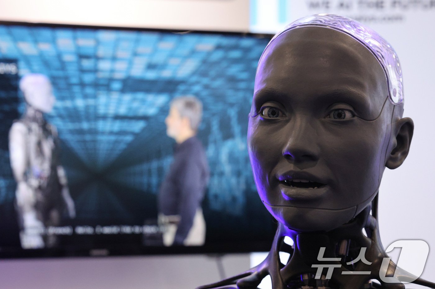 본문 이미지 - 세계 최대 정보기술&#40;IT&#41;·가전 전시회 &#39;CES 2025’ 둘째 날인 8일&#40;현지시간&#41; 미국 네바다주 라스베이거스 베네시안 엑스포에 마련된 웨이즈 전시관에서 인공지능&#40;AI&#41; 휴머노이드 로봇 아미카가 관람객의 질문에 답변하고 있다. 2025.1.9/뉴스1 ⓒ News1 신웅수 기자