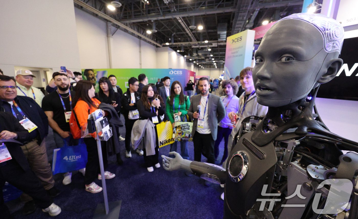본문 이미지 - 세계 최대 정보기술&#40;IT&#41;·가전 전시회 &#39;CES 2025’ 둘째 날인 8일&#40;현지시간&#41; 미국 네바다주 라스베이거스 베네시안 엑스포에 마련된 웨이즈 전시관에서 인공지능&#40;AI&#41; 휴머노이드 로봇 아미카가 관람객의 질문에 답변하고 있다. 2025.1.9/뉴스1 ⓒ News1 신웅수 기자
