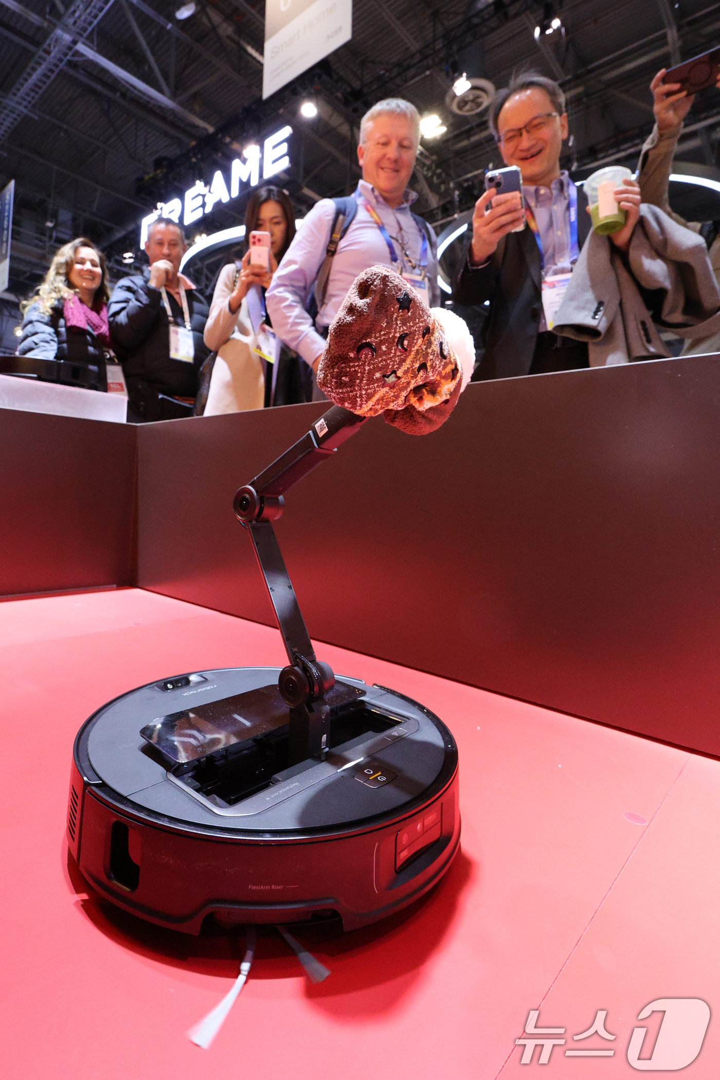 (라스베이거스(미국)=뉴스1) 신웅수 기자 = 세계 최대 정보기술(IT)·가전 전시회 'CES 2025’ 둘째 날인 8일(현지시간) 미국 네바다주 라스베이거스 베네시안 엑스포에 마 …