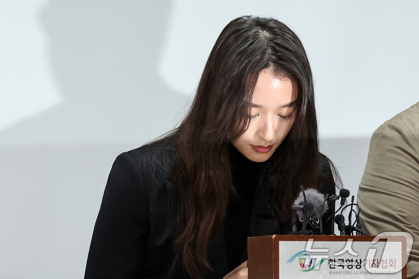 고개 숙여 인사하는 'JMS 피해자' 메이플 - 뉴스1