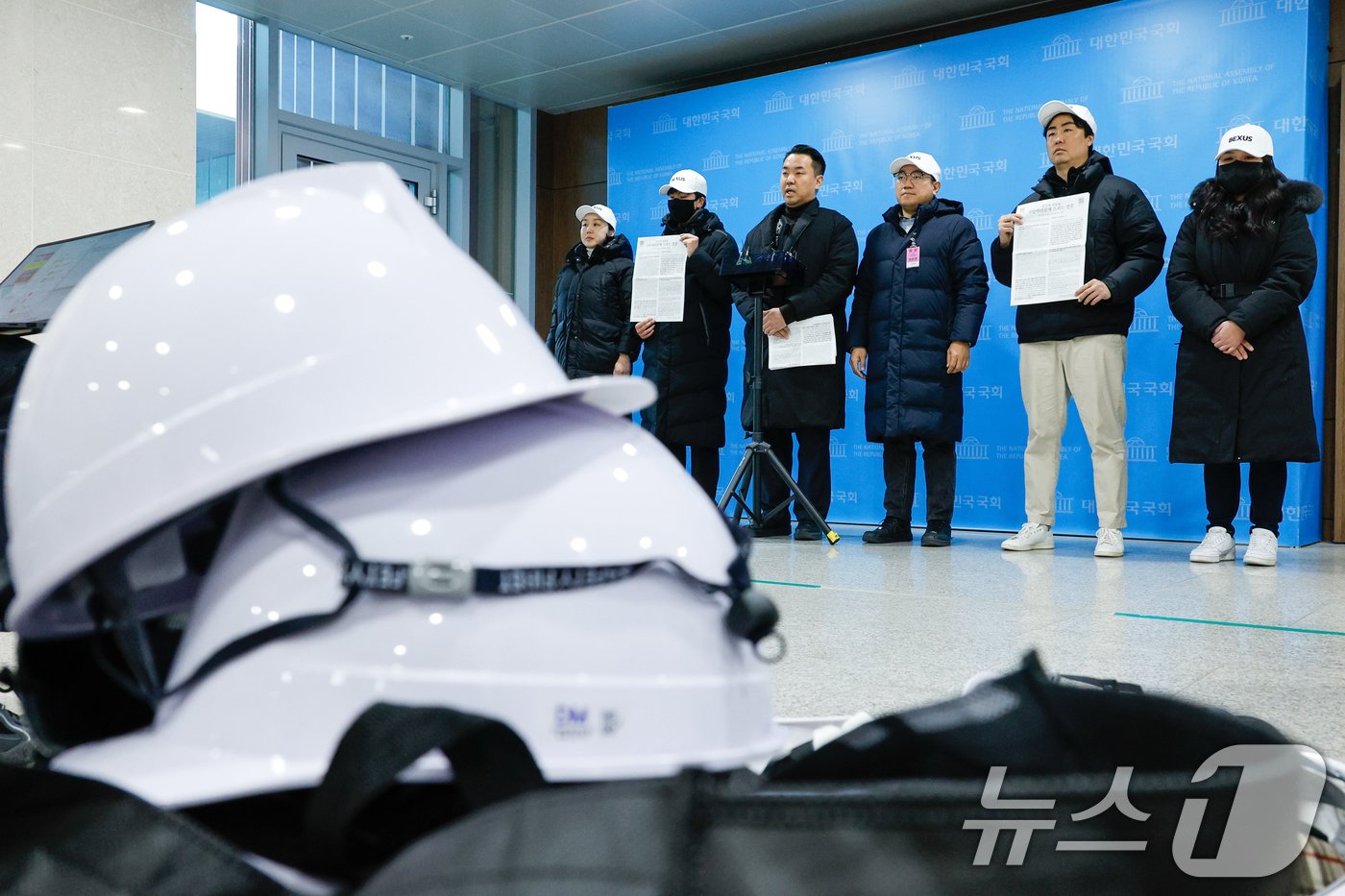 본문 이미지 - 김정현 반공청년단 단장과 단원들이 9일 서울 여의도 국회 소통관에서 반공청년단 출범 기자회견을 한 뒤 취재진 질의에 답하고 있다. 최근 윤석열 대통령 관저 인근에서 하얀 헬멧을 쓰고 관저 사수 시위를 벌인 이들은 &#34;백골단은 반공청년단의 예하 조직＂이라며 ＂윤 대통령을 지키고 대한민국 헌정 질서를 수호하기 위해 노력을 다할 것＂이라고 밝혔다. 2025.1.9/뉴스1 ⓒ News1 안은나 기자