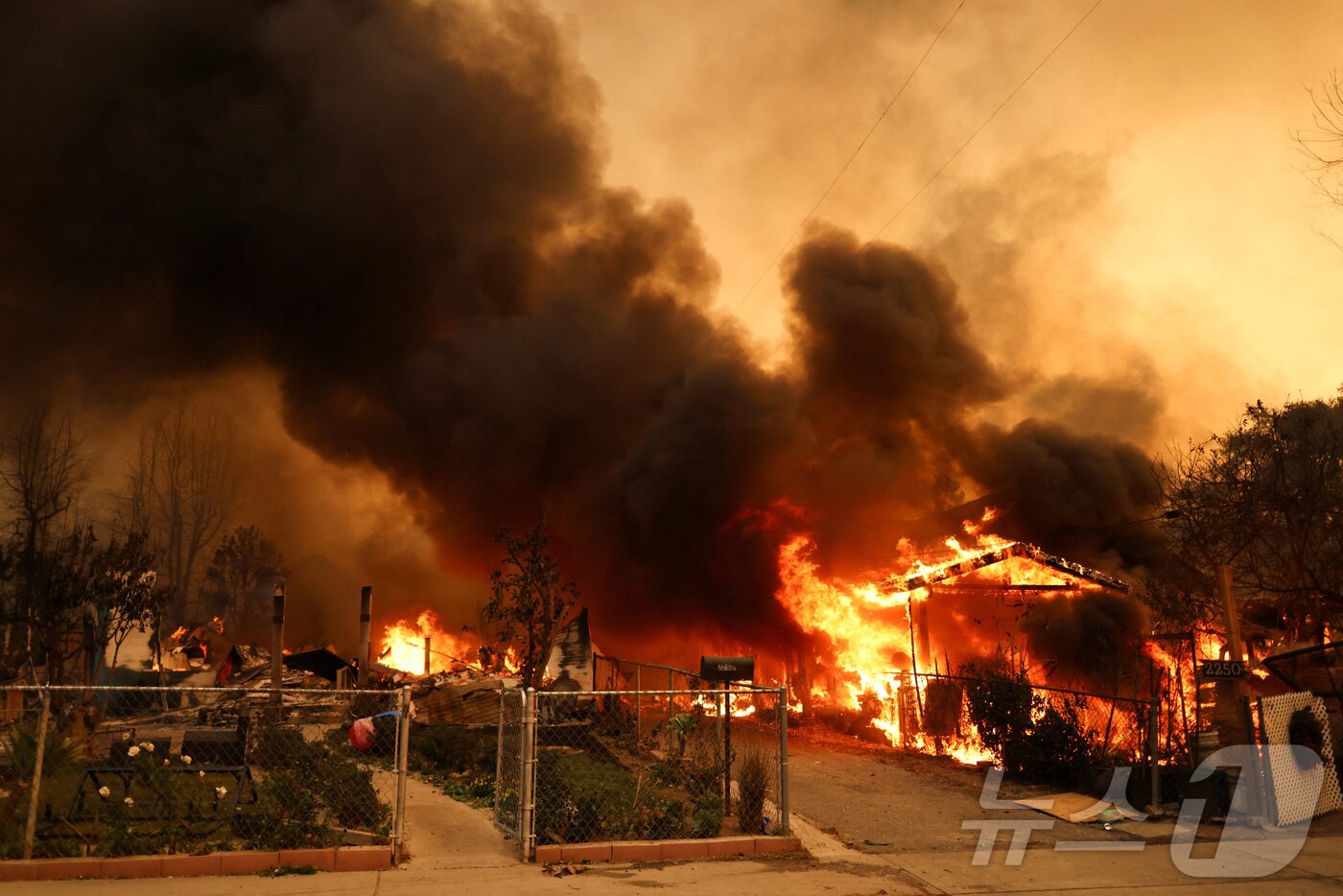 본문 이미지 - 8일(현지시간) 미국 캘리포니아주 로스앤젤레스 인근 알타데나에서 산불로 인해 민가가 불에 타고 있다. 2025.01.08 ⓒ 로이터=뉴스1 ⓒ News1 김지완 기자