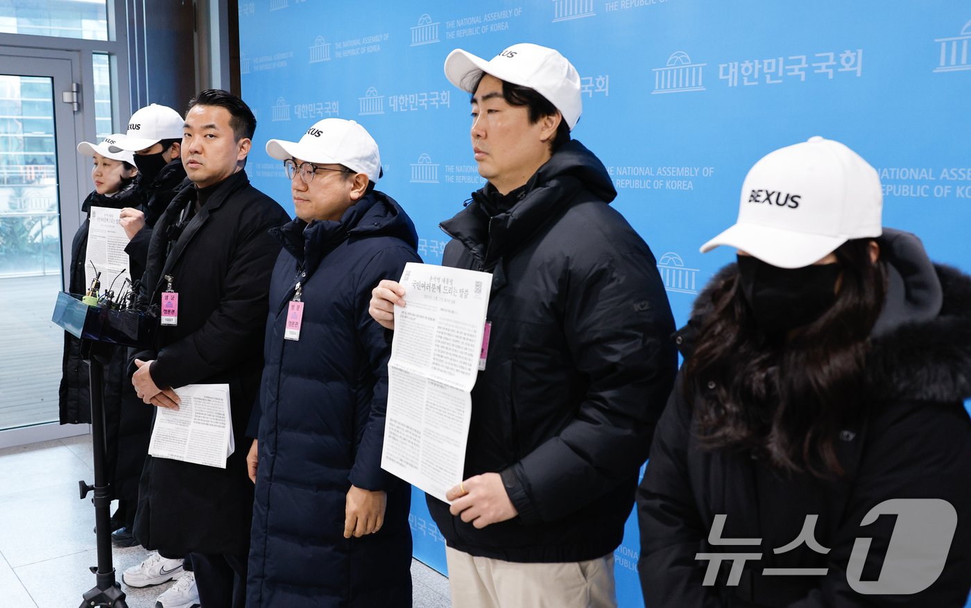 본문 이미지 - 김정현 반공청년단 단장과 단원들이 9일 서울 여의도 국회 소통관에서 반공청년단 출범 기자회견을 한 뒤 취재진 질의에 답하고 있다. 최근 윤석열 대통령 관저 인근에서 하얀 헬멧을 쓰고 관저 사수 시위를 벌인 이들은 &#34;백골단은 반공청년단의 예하 조직＂이라며 ＂윤 대통령을 지키고 대한민국 헌정 질서를 수호하기 위해 노력을 다할 것＂이라고 밝혔다. 2025.1.9/뉴스1 ⓒ News1 안은나 기자