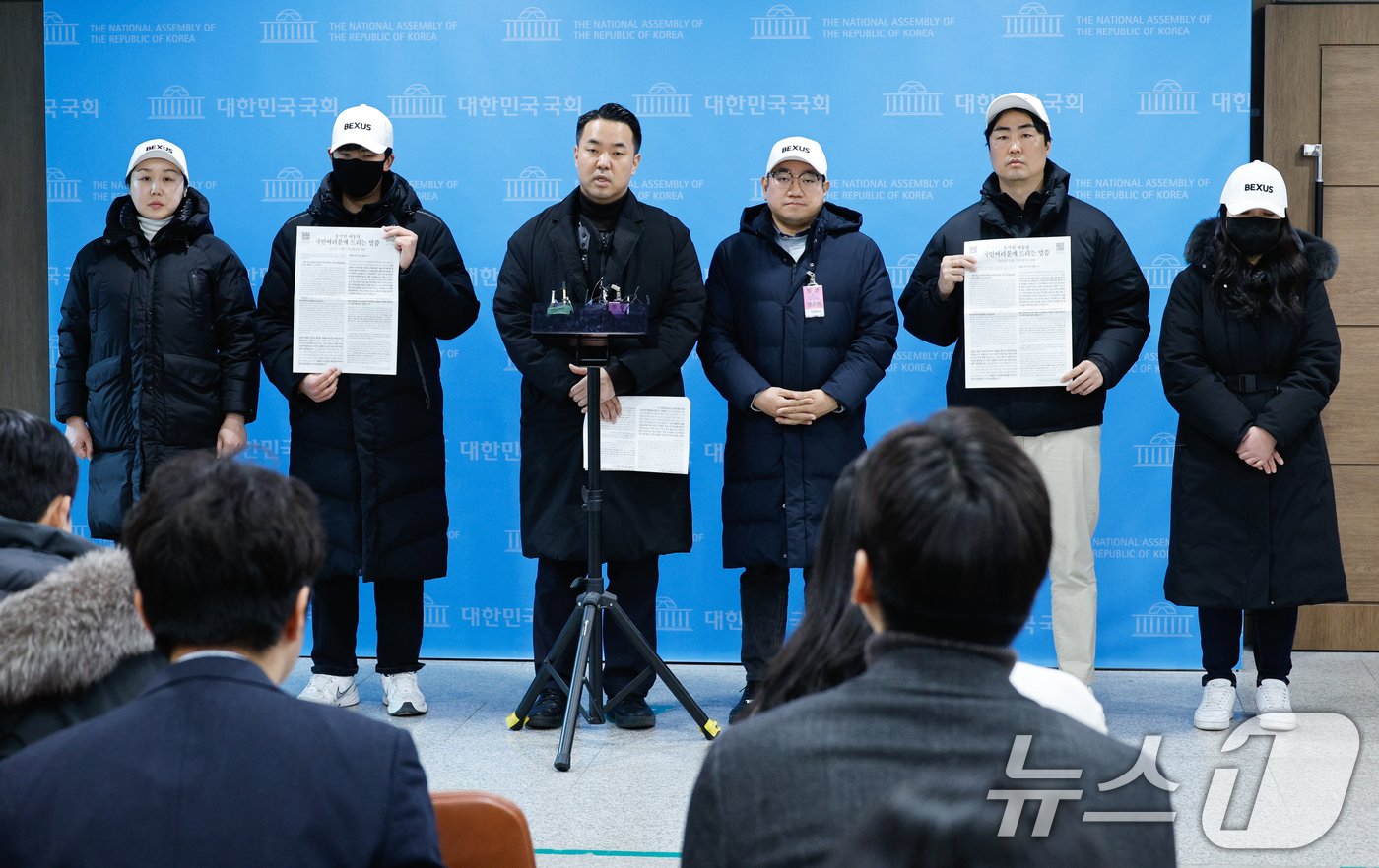 본문 이미지 - 김정현 반공청년단 단장과 단원들이 9일 서울 여의도 국회 소통관에서 반공청년단 출범 기자회견을 한 뒤 취재진 질의에 답하고 있다. 최근 윤석열 대통령 관저 인근에서 하얀 헬멧을 쓰고 관저 사수 시위를 벌인 이들은 &#34;백골단은 반공청년단의 예하 조직＂이라며 ＂윤 대통령을 지키고 대한민국 헌정 질서를 수호하기 위해 노력을 다할 것＂이라고 밝혔다. 2025.1.9/뉴스1 ⓒ News1 안은나 기자