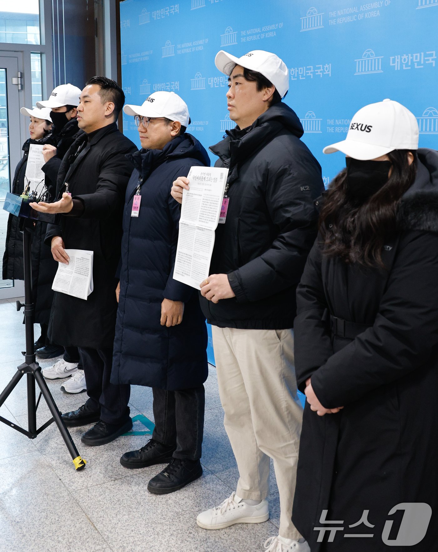 본문 이미지 - 김정현 반공청년단 단장과 단원들이 9일 서울 여의도 국회 소통관에서 반공청년단 출범 기자회견을 한 뒤 취재진 질의에 답하고 있다. 2025.1.9/뉴스1 ⓒ News1 안은나 기자