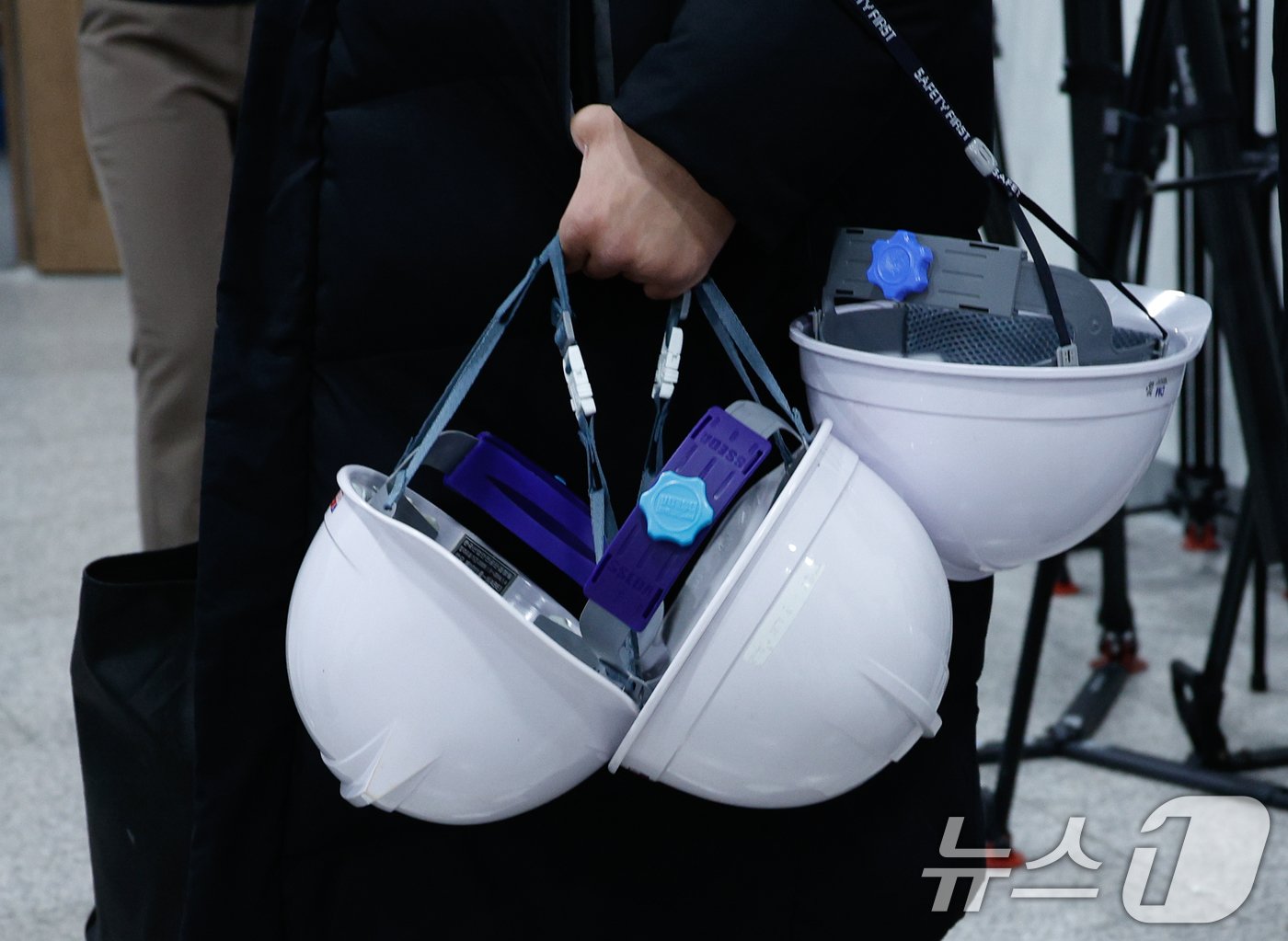 본문 이미지 - 9일 서울 여의도 국회 소통관에서 반공청년단 출범 기자회견을 마친 단원들이 헬멧을을 들고 있다. 최근 윤석열 대통령 관저 인근에서 하얀 헬멧을 쓰고 관저 사수 시위를 벌인 이들은 &#34;백골단은 반공청년단의 예하 조직＂이라며 ＂윤 대통령을 지키고 대한민국 헌정 질서를 수호하기 위해 노력을 다할 것＂이라고 밝혔다. 2025.1.9/뉴스1 ⓒ News1 안은나 기자