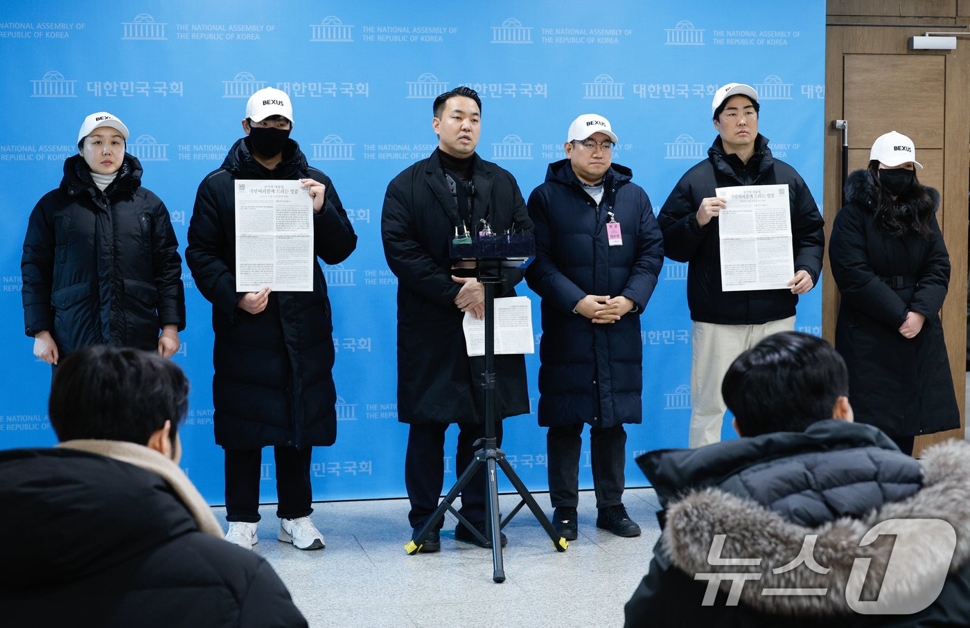 본문 이미지 - 김정현 반공청년단 단장과 단원들이 9일 서울 여의도 국회 소통관에서 반공청년단 출범 기자회견을 한 뒤 취재진 질의에 답하고 있다. 최근 윤석열 대통령 관저 인근에서 하얀 헬멧을 쓰고 관저 사수 시위를 벌인 이들은 &#34;백골단은 반공청년단의 예하 조직＂이라며 ＂윤 대통령을 지키고 대한민국 헌정 질서를 수호하기 위해 노력을 다할 것＂이라고 밝혔다. 2025.1.9/뉴스1 ⓒ News1 안은나 기자