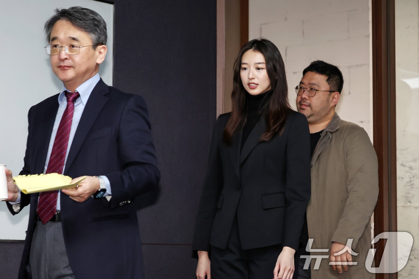 본문 이미지 - &#39;반 JMS 활동가&#39; 김도형 단국대학교 교수&#40;왼쪽부터&#41;와 JMS&#40;기독교복음선교회&#41; 피해자 메이플 씨, 다큐멘터리 &#39;나는 신이다&#39;를 제작한 조성현 PD가 9일 오후 서울 강남구 한국컨퍼런스센터에서 JMS 교주 정명석에 대한 대법원 선고&#40;징역 17년&#41;가 확정된 뒤 열린 기자회견에 참석하고 있다. 2025.1.9/뉴스1 ⓒ News1 민경석 기자