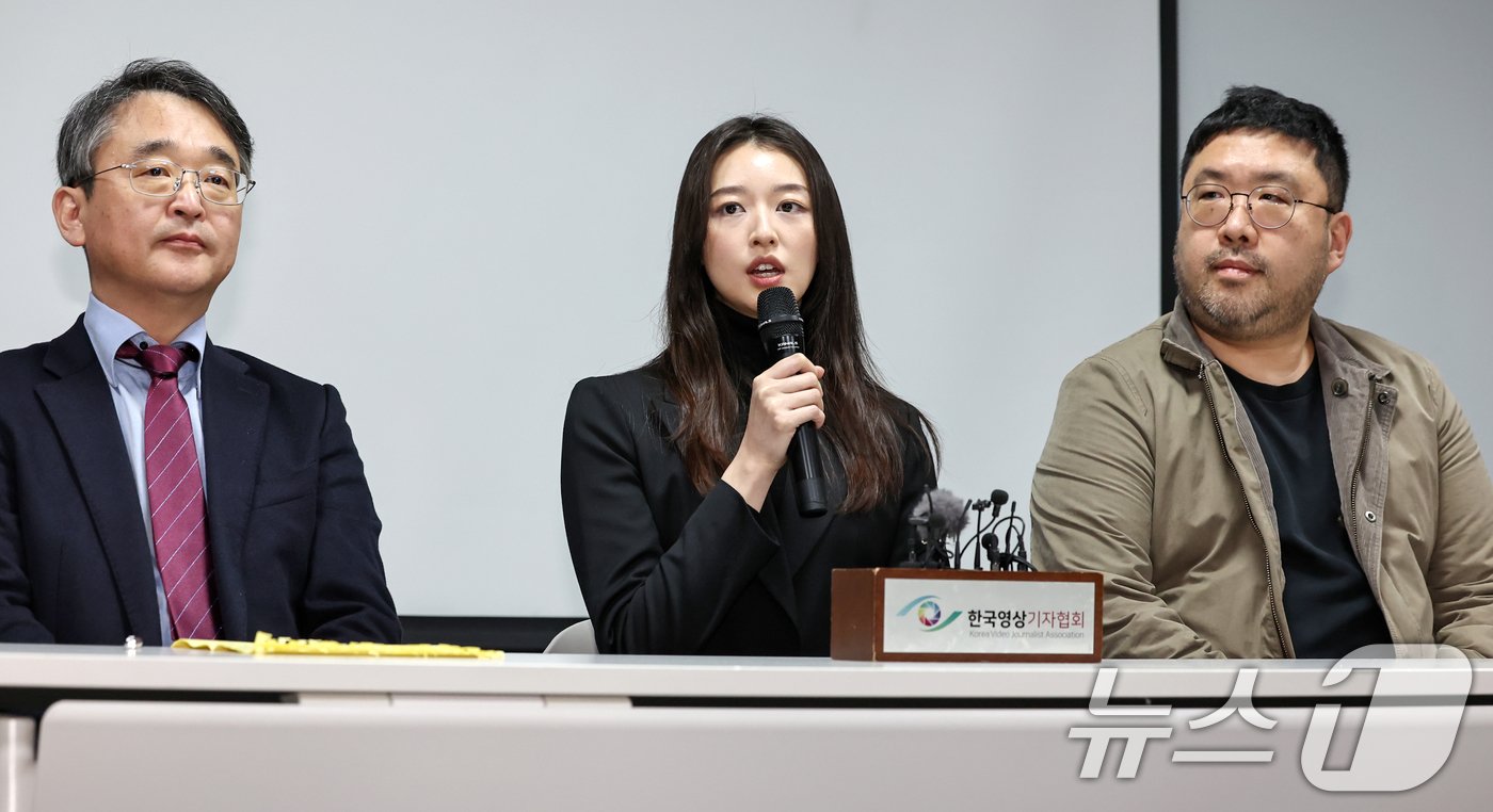 본문 이미지 - JMS&#40;기독교복음선교회&#41; 피해자 메이플이 9일 오후 서울 강남구 한국컨퍼런스센터에서 JMS 교주 정명석에 대한 대법원 선고&#40;징역 17년&#41;가 확정된 뒤 기자회견을 열고 소감을 밝히고 있다. 왼쪽부터 &#39;반 JMS 활동가&#39; 김도형 단국대학교 교수, 메이플, 다큐멘터리 &#39;나는 신이다&#39;를 제작한 조성현 PD. 정명석은 2018년 충남 금산 진산면 월명동 수련원 등에서 홍콩 국적 여성 신도 메이플을 추행하거나 성폭행하고 호주 국적 여성 신도 에이미와 한국인 여성 신도를 성추행한 혐의를 받는다. 2025.1.9/뉴스1 ⓒ News1 민경석 기자