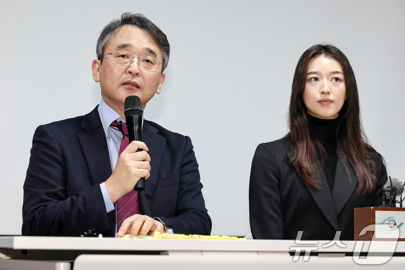 &#39;반 JMS 활동가&#39; 김도형 단국대학교 교수가 9일 오후 서울 강남구 한국컨퍼런스센터에서 JMS 교주 정명석에 대한 대법원 선고&#40;징역 17년&#41;가 확정된 뒤 열린 기자회견에 참석해 소감을 밝히고 있다. 2025.1.9/뉴스1 ⓒ News1 민경석 기자