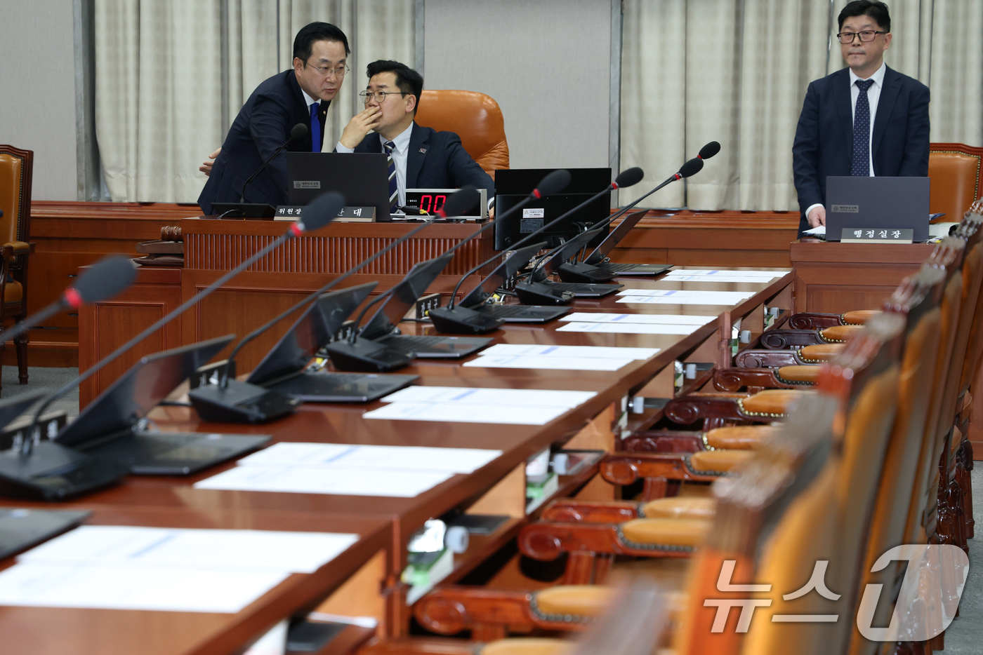 (서울=뉴스1) 이광호 기자 = 박찬대 국회 운영위원장과 박성준 더불어민주당 원내수석부대표가 9일 오후 서울 여의도 국회에서 열린 운영위원회 전체회의에서 논의하고 있다. 이날 국민 …