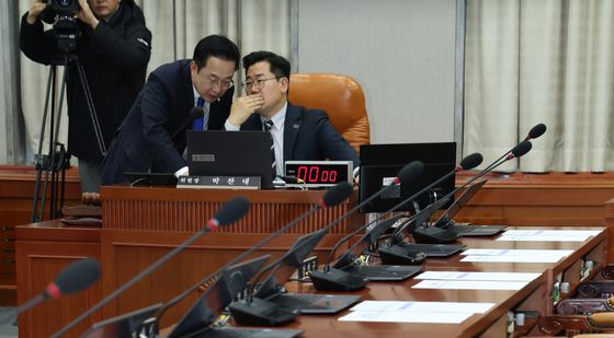 국회 운영위, 여당 불참