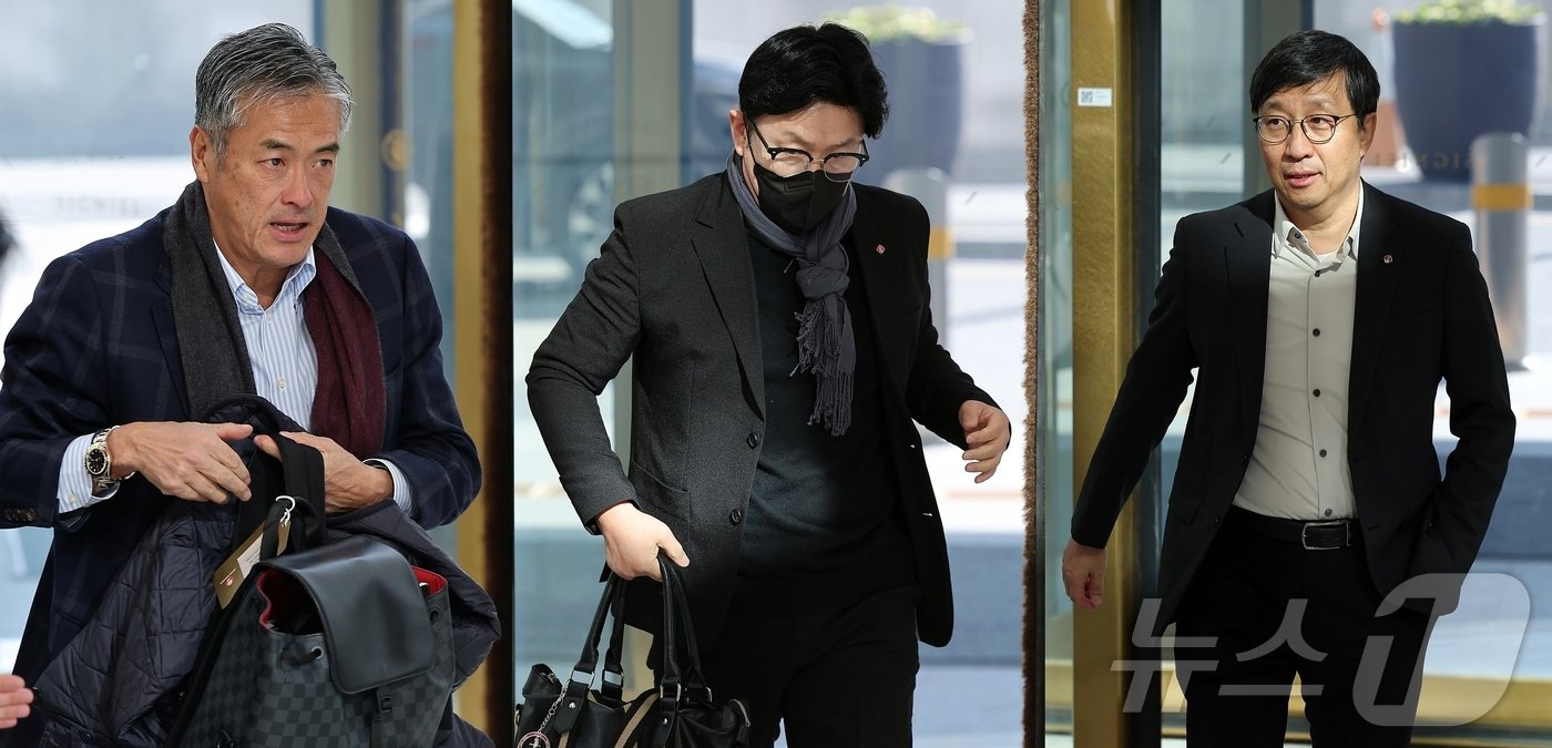 본문 이미지 - (왼쪽부터) 다마쓰카 겐이치 롯데홀딩스 대표, 박재영 롯데제이티비 대표, 김희천 롯데인재개발원장이 9일 오후 서울 송파구 롯데월드타워에서 열리는 2025 상반기 롯데 VCM(Value Creation Meeting, 사장단회의)에 참석하고 있다. 2025.1.9/뉴스1 