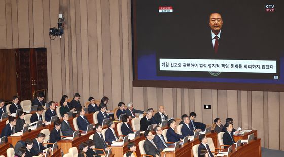 본회의에 나오는 尹 대통령 대국민담화 영상