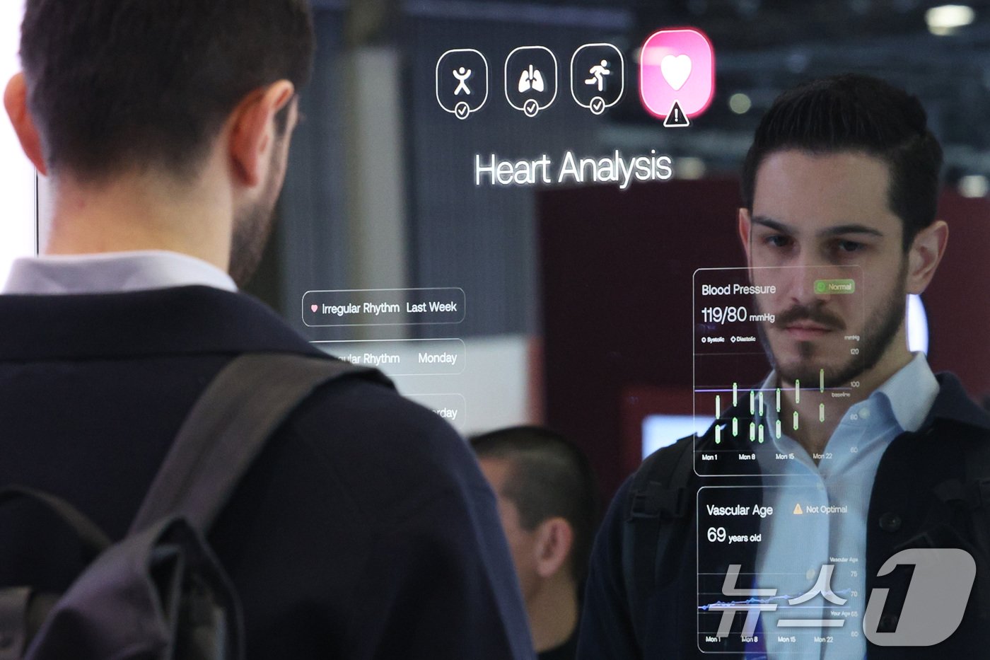 본문 이미지 - 세계 최대 정보기술&#40;IT&#41;·가전 전시회 &#39;CES 2025’ 둘째 날인 8일&#40;현지시간&#41; 미국 네바다주 라스베이거스 베네시안 엑스포에 마련된 위딩스 전시관에서 관람객이 스마트 전신 거울을 통해 건강 체크를 하고 있다. 2025.1.9/뉴스1 ⓒ News1 신웅수 기자