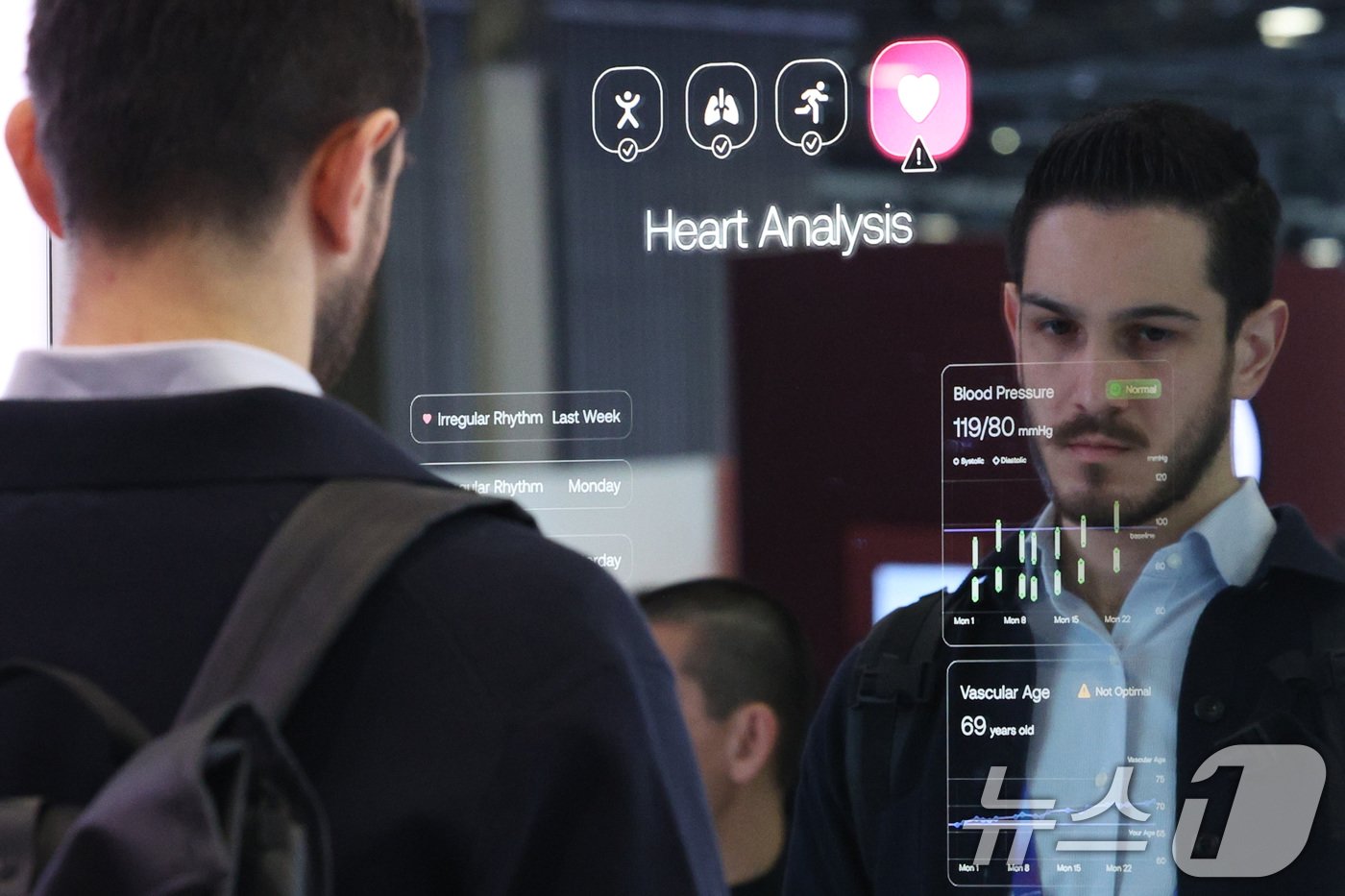 세계 최대 정보기술&#40;IT&#41;·가전 전시회 &#39;CES 2025’ 둘째 날인 8일&#40;현지시간&#41; 미국 네바다주 라스베이거스 베네시안 엑스포에 마련된 위딩스 전시관에서 관람객이 스마트 전신 거울을 통해 건강 체크를 하고 있다. 2025.1.9/뉴스1 ⓒ News1 신웅수 기자