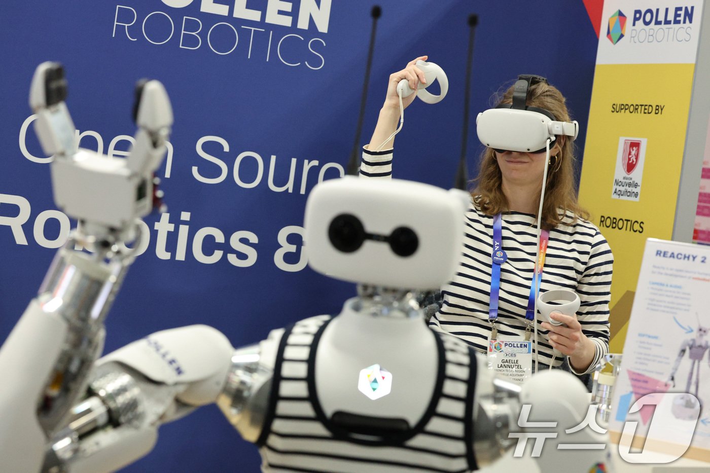 본문 이미지 - 세계 최대 정보기술&#40;IT&#41;·가전 전시회 &#39;CES 2025’ 둘째 날인 8일&#40;현지시간&#41; 미국 네바다주 라스베이거스 베네시안 엑스포에 마련된 폴렌 로보틱스 전시관에서 가상현실&#40;VR&#41;을 통해 휴머노이드 로봇을 조작하고 있다. 2025.1.9/뉴스1 ⓒ News1 신웅수 기자