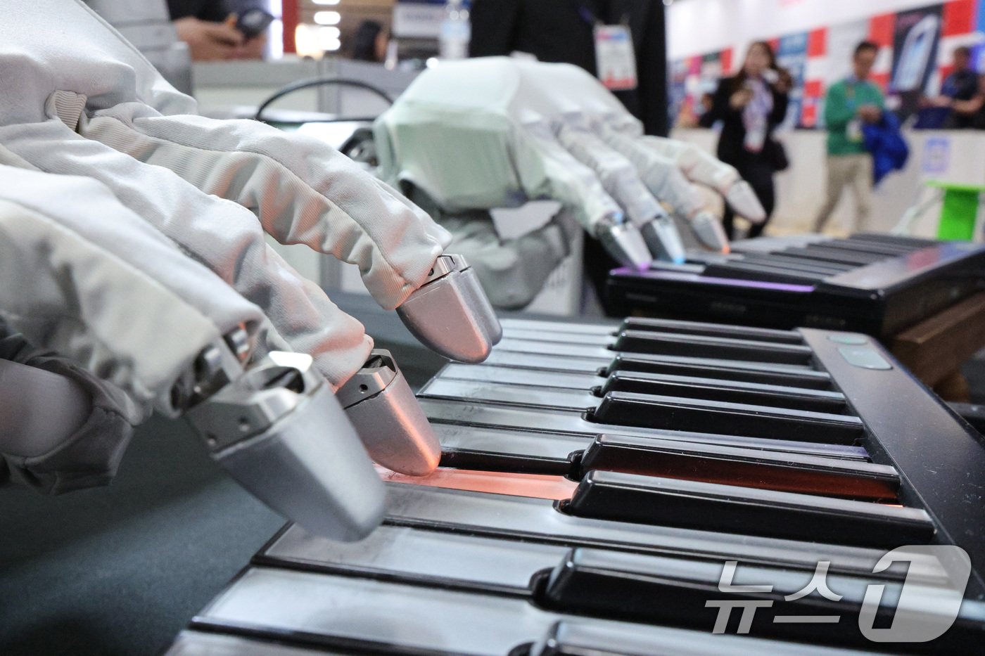 본문 이미지 - 세계 최대 정보기술&#40;IT&#41;·가전 전시회 &#39;CES 2025’ 둘째 날인 8일&#40;현지시간&#41; 미국 네바다주 라스베이거스 베네시안 엑스포에 마련된 이매지 톰 전시관에서 로봇 토모가 피아노를 연주하고 있다. 2025.1.9/뉴스1 ⓒ News1 신웅수 기자