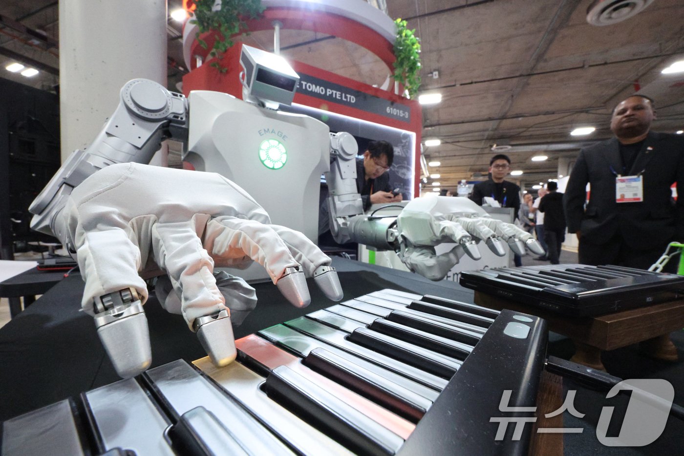 본문 이미지 - 세계 최대 정보기술&#40;IT&#41;·가전 전시회 &#39;CES 2025’ 둘째 날인 8일&#40;현지시간&#41; 미국 네바다주 라스베이거스 베네시안 엑스포에 마련된 이매지 톰 전시관에서 로봇 토모가 피아노를 연주하고 있다. 2025.1.9/뉴스1 ⓒ News1 신웅수 기자