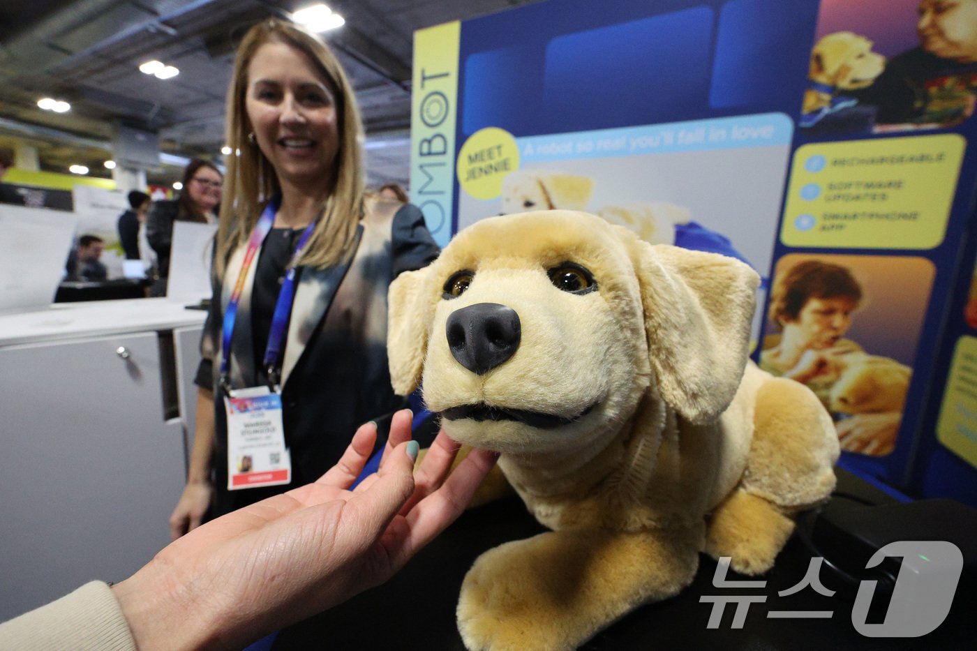 본문 이미지 - 세계 최대 정보기술&#40;IT&#41;·가전 전시회 &#39;CES 2025’ 둘째 날인 8일&#40;현지시간&#41; 미국 네바다주 라스베이거스 베네시안 엑스포에 마련된 땡땡 브레인유 전시관에 마련된 톰봇 전시관에서 관람객이 치매 환자를 위한 반려동물 로봇 &#39;제니&#39;를 살펴보고 있다. 2025.1.9/뉴스1 ⓒ News1 신웅수 기자