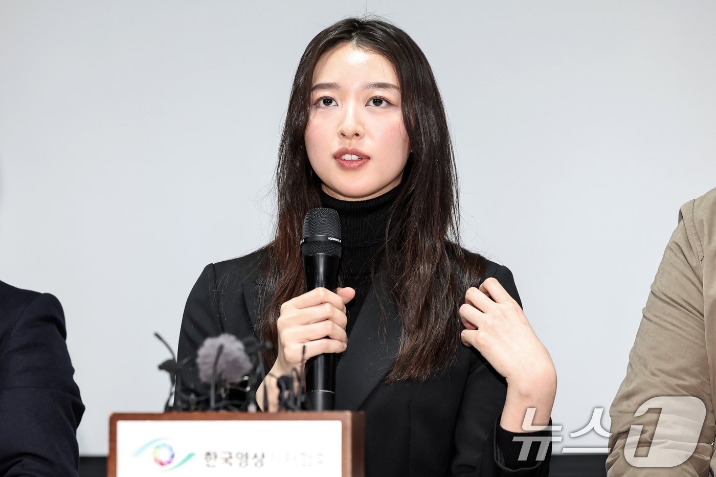 본문 이미지 - JMS&#40;기독교복음선교회&#41; 피해자 메이플 씨가 9일 오후 서울 강남구 한국컨퍼런스센터에서 JMS 교주 정명석에 대한 대법원 선고&#40;징역 17년&#41;가 확정된 뒤 기자회견을 열고 소감을 밝히고 있다. 2025.1.9/뉴스1 ⓒ News1 민경석 기자