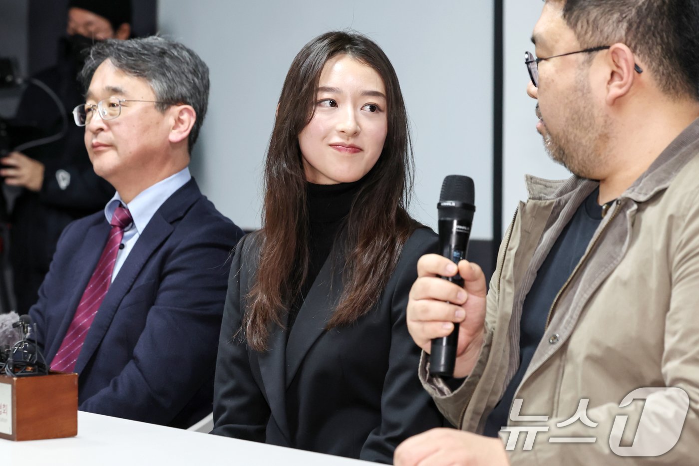 본문 이미지 - JMS&#40;기독교복음선교회&#41; 피해자 메이플 씨가 9일 오후 서울 강남구 한국컨퍼런스센터에서 JMS 교주 정명석에 대한 대법원 선고&#40;징역 17년&#41;가 확정된 뒤 기자회견을 열고 소감을 밝히며 미소 짓고 있다. 2025.1.9/뉴스1 ⓒ News1 민경석 기자